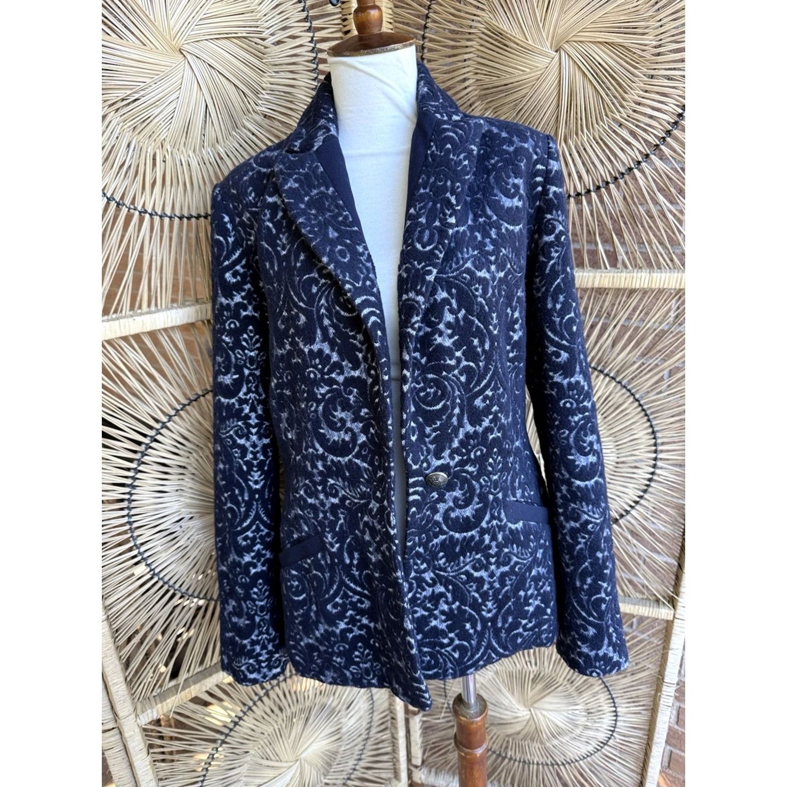 Vintage CAbi Blazer Jacket Jacquard Blue Wool Blend Flocked Pattern Size 6 Button Front Notch Lapel Lined Women’s Size M / US 6-8 / IT 42-44 - 3 Thumbnail