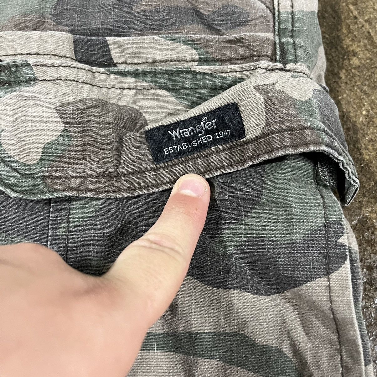 Vintage × Wrangler Crazy Vintage Y2K Baggy Camo Cargo Shorts JNCO Skater Style Size US 32 / EU 48 - 6 Thumbnail