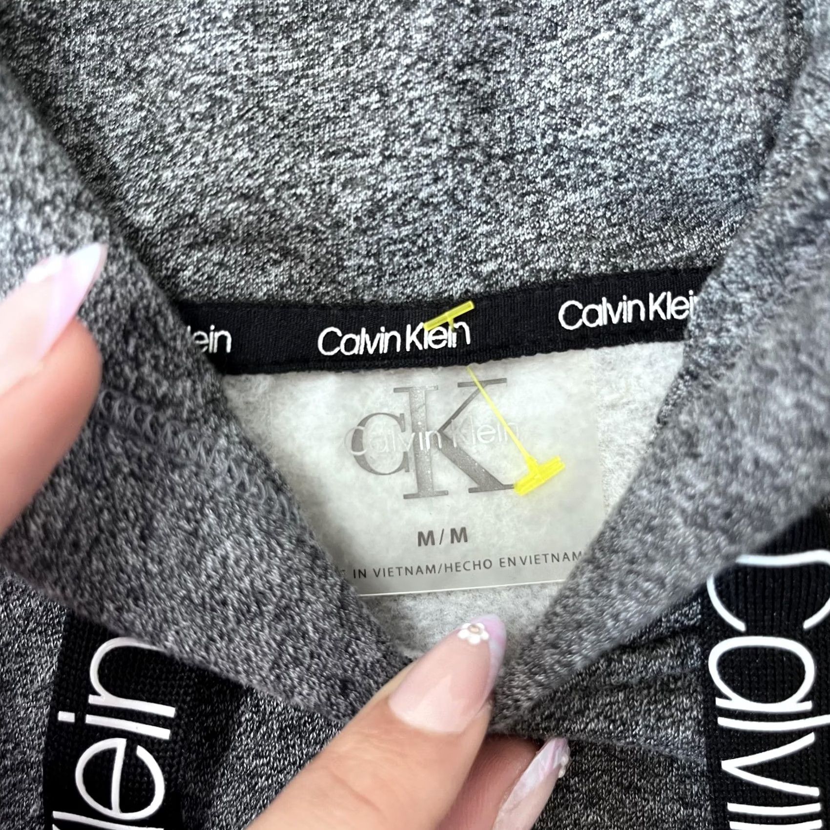 Calvin Klein VINTAGE Calvin Klein Hoodie Womens Medium Gray Crop Pullover Logo Drawstring Sweatshirt Size M / US 6-8 / IT 42-44 - 2 Thumbnail