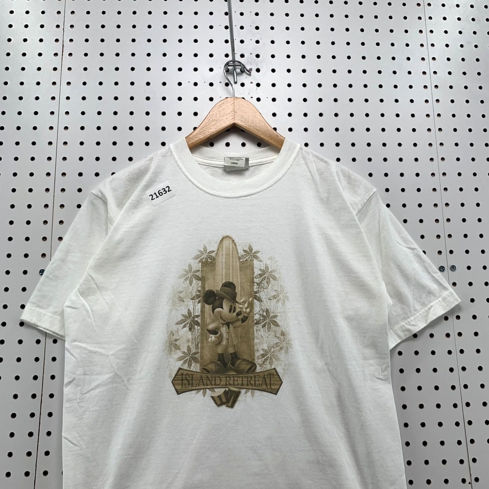 Disney VINTAGE Disney Island Retreat T-Shirt Unisex Adults Large White Mickey Mouse Surfer 19.5x26.5 Size US L / EU 52-54 / 3 - 5 Thumbnail
