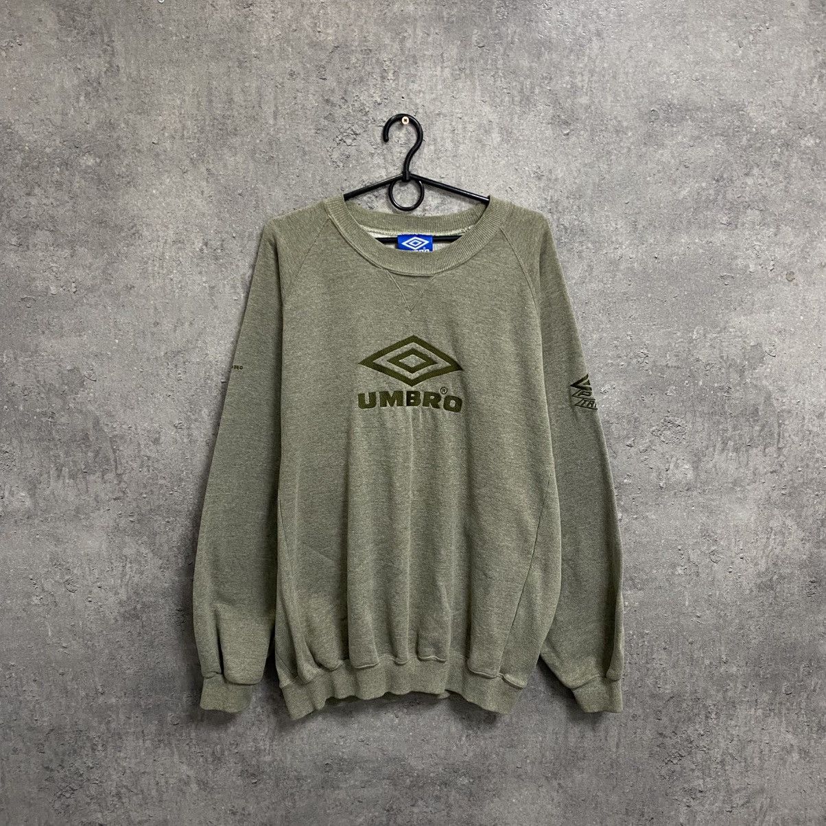 Umbro Vintage Umbro Sweatshirt Big Logo Size XL Streetwear Size US XL / EU 56 / 4 - 1 Thumbnail