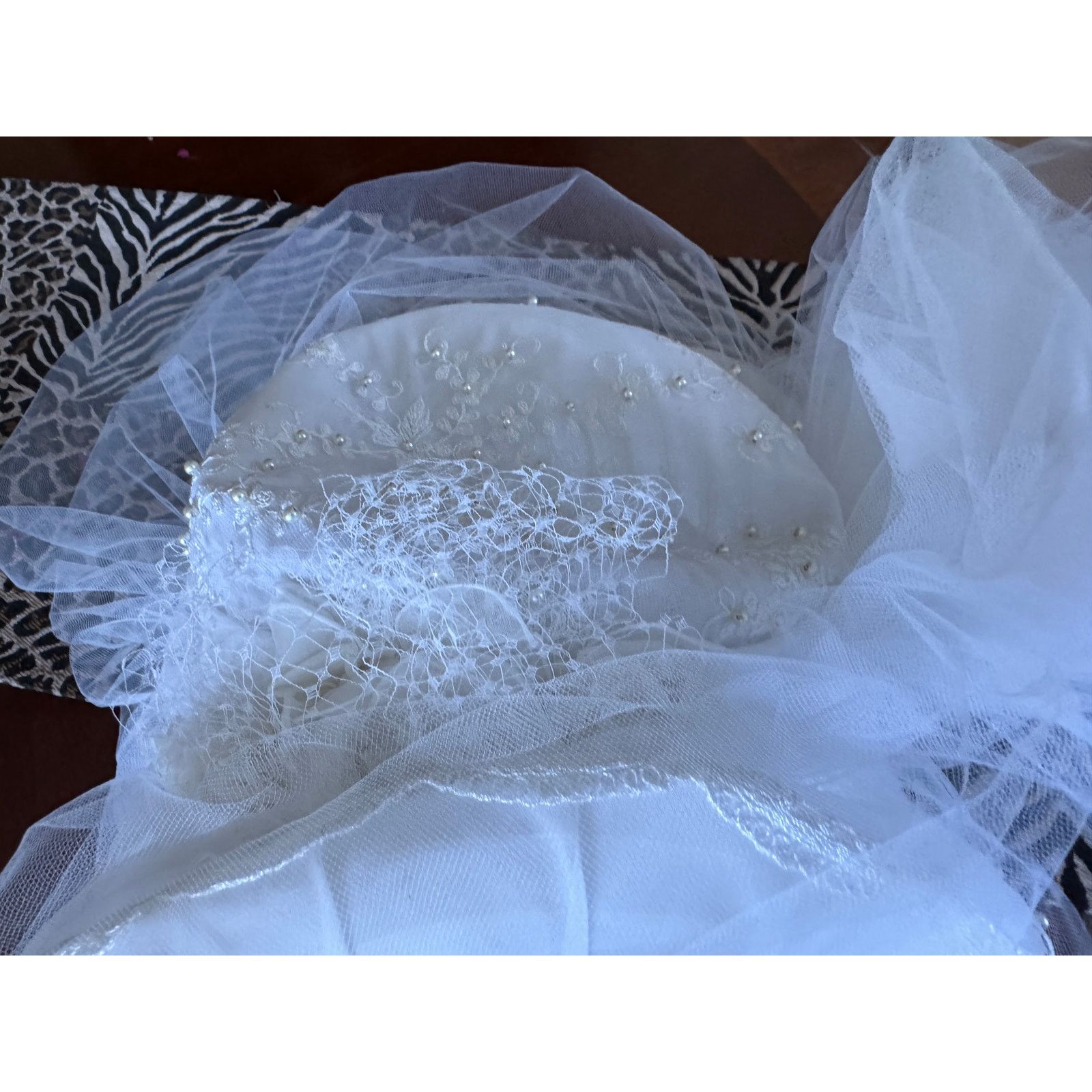 Luxe Vintage Eve of Milady Lace Stunning Wedding Dress with Hat Size S / US 4 / IT 40 - 3 Thumbnail