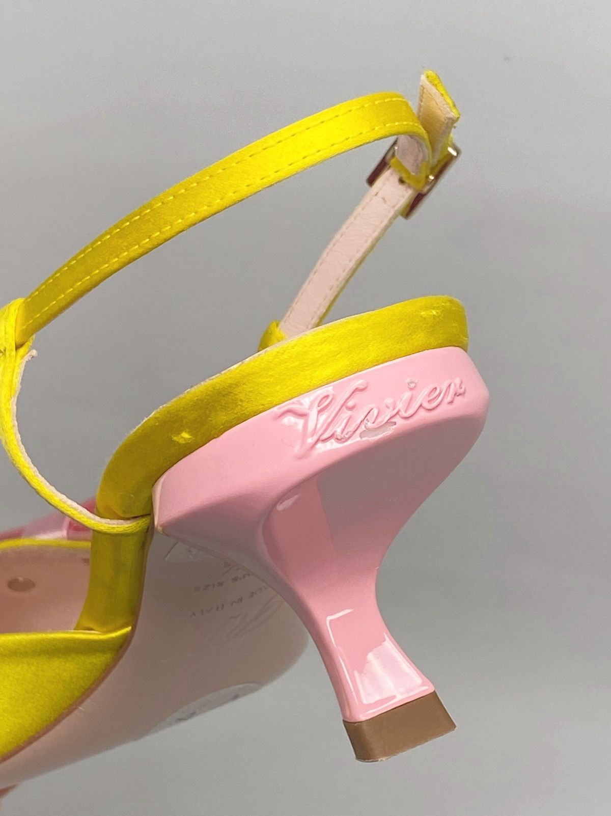 Roger Vivier Roger Vivier 55mm Virgule Bow satin pumps size 36.5 Size US 6.5 / IT 36.5 - 12 Thumbnail