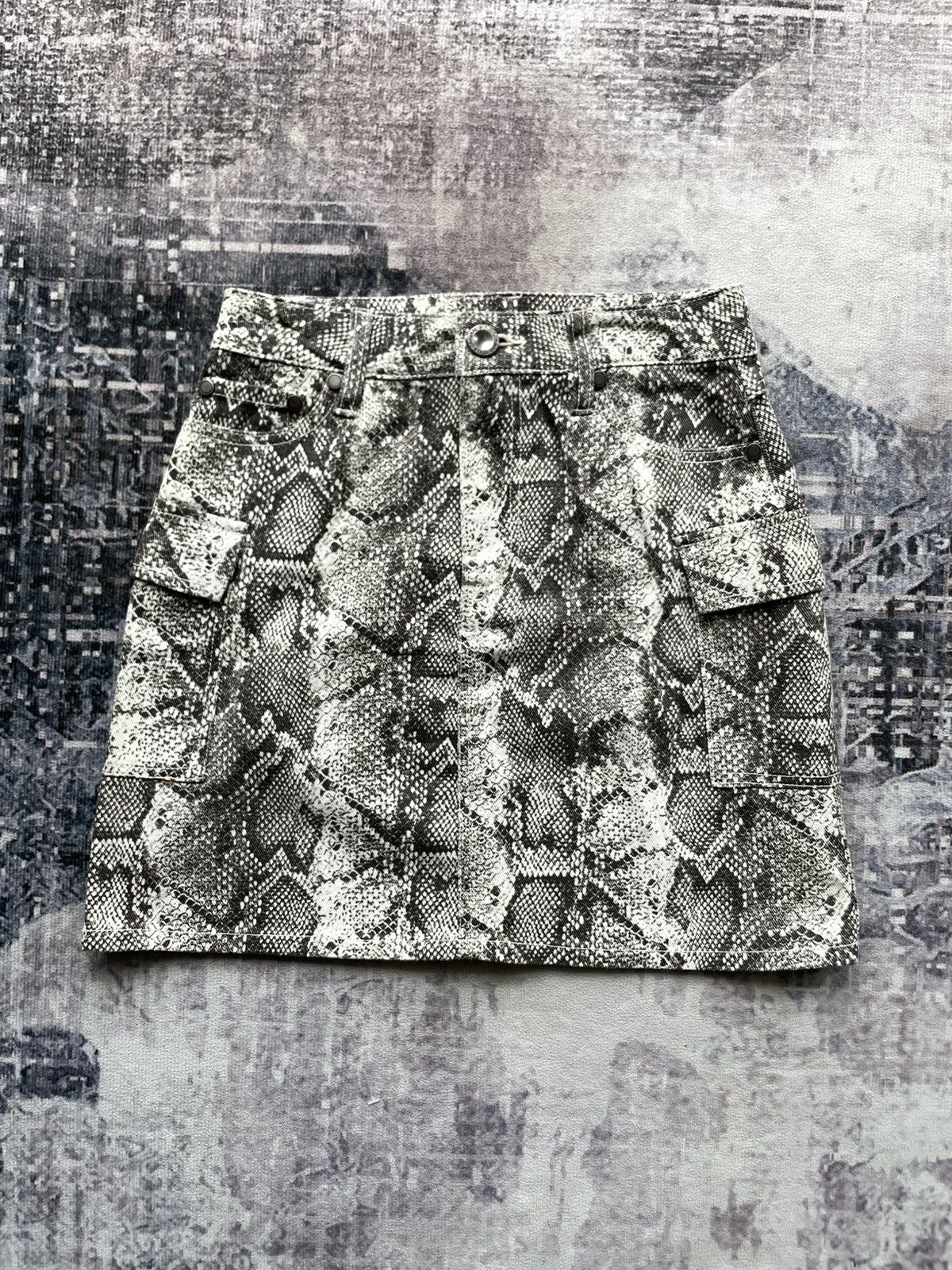 Japanese Brand Sureve Snake Skin Design Mini Pocket Skirt Size 26" / US 2 / IT 38 - 1 Thumbnail