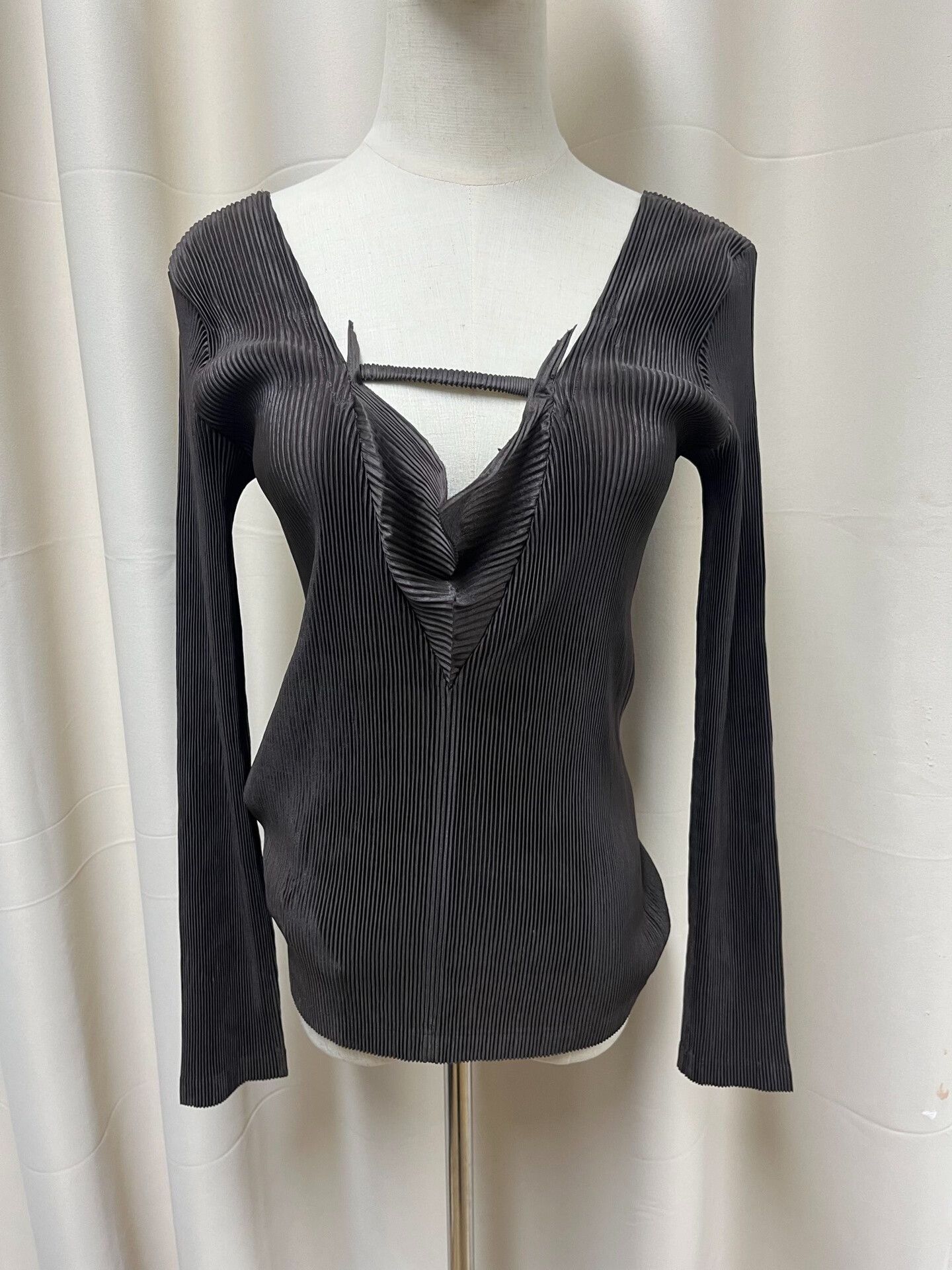 Issey Miyake Issey Miyake Pleated Top with Unique Neckline Size L / US 10 / IT 46 - 1 Thumbnail