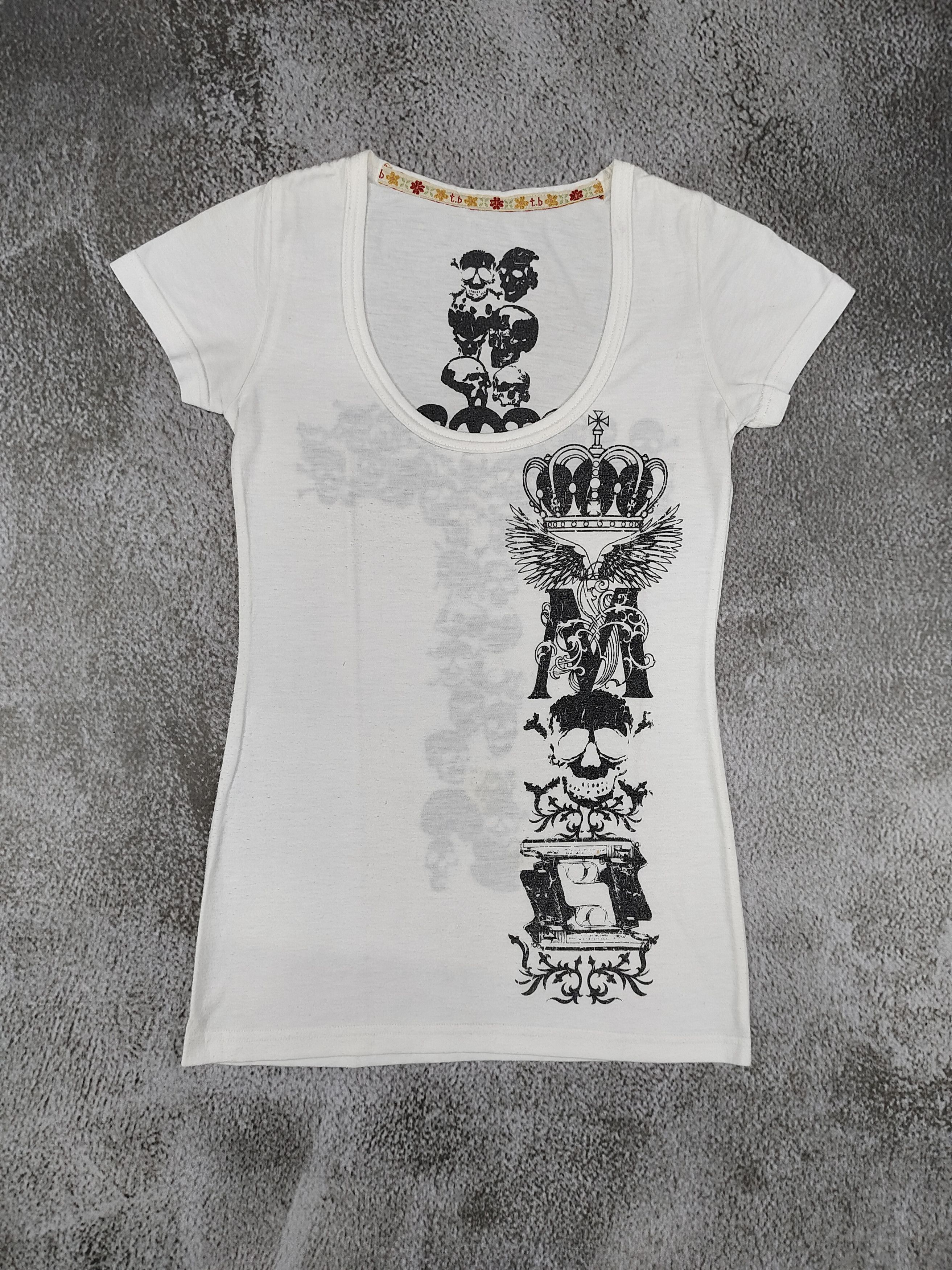Japanese Brand 00s T.B Sensounico🇯🇵Gothic Skull Cross Crest Graphic Tee Size S / US 4 / IT 40 - 1 Thumbnail