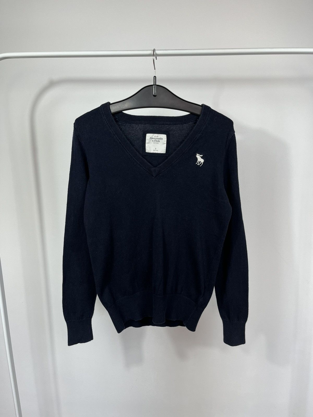 Abercrombie & Fitch Abercrombie Fitch Navy V Neck Knit Sweater Moose Logo Size S Size US S / EU 44-46 / 1 - 1 Thumbnail