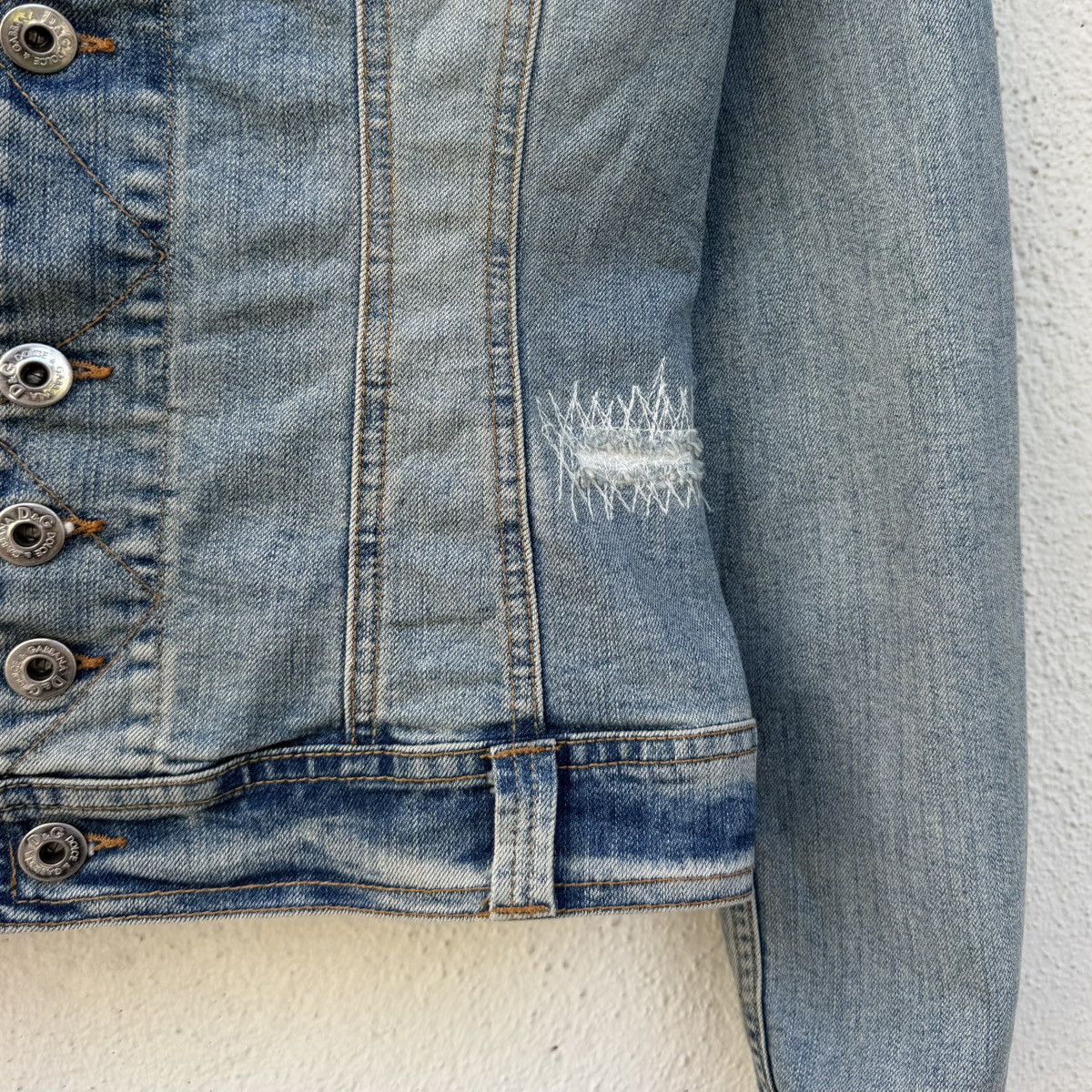 Dolce & Gabbana D&G Distressed Denim Jacket Light Wash Vintage Size XS / US 0-2 / IT 36-38 - 9 Thumbnail