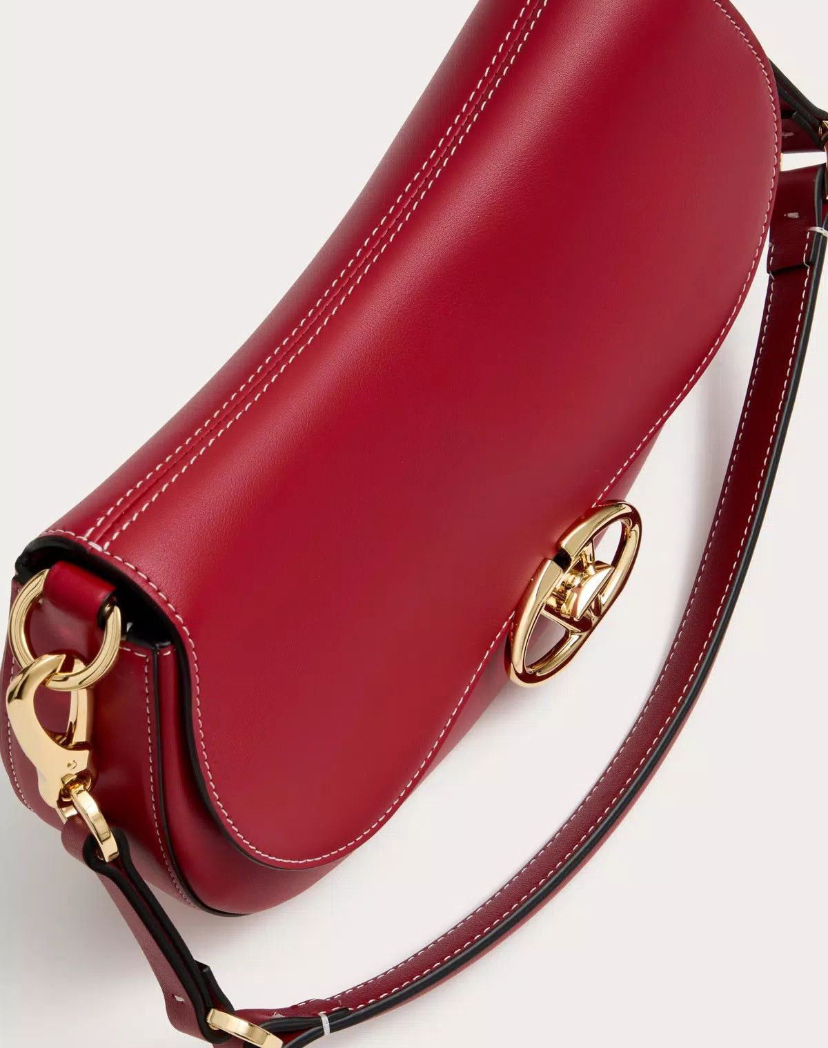 oc11z0725 Size:OS/ Shoulder Bag In Nappa Calfskin in Red
