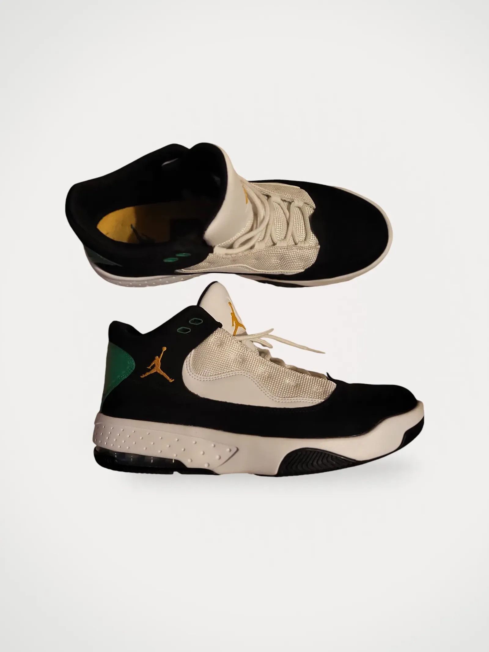 Nike Nike Max aura Sneakers Size US 10 / EU 43 - 1 Thumbnail
