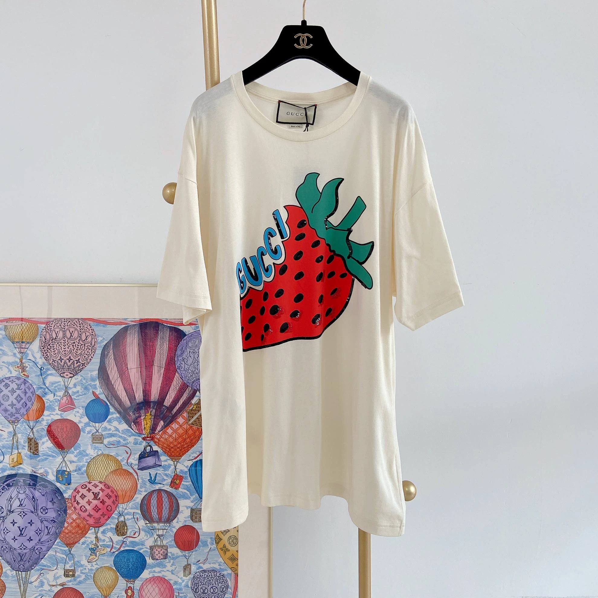Gucci Gucci Sequin Strawberry Tee L tagged Size US L / EU 52-54 / 3 - 2 Thumbnail