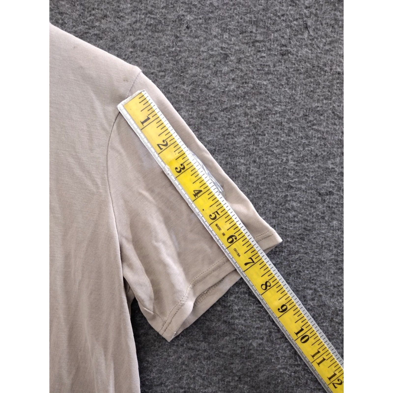 Forever 21 FOREVER 21 Tunic T-Shirt Short Sleeve Round Neck Tan Light Brown Solid Dolphin Hem Relaxed Fit Classic (S) Womens Size S / US 4 / IT 40 - 5 Thumbnail