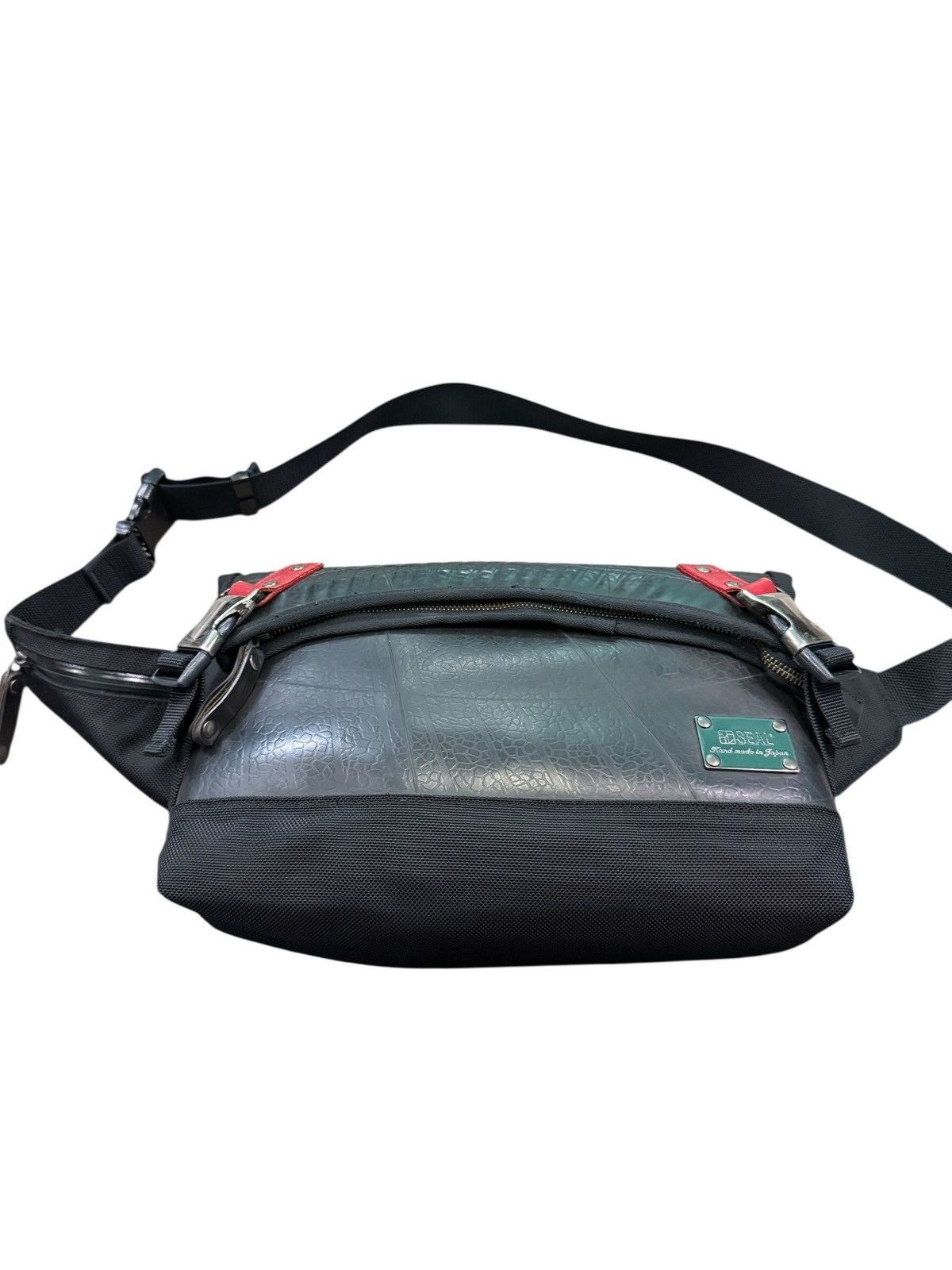 Japanese Brand SEAL HAND MADE JAPAN FROM TIRE TUBE WAIST BAG Size ONE SIZE - 7 Thumbnail