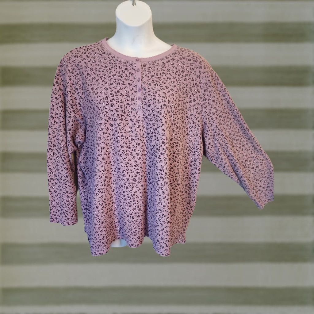 Essentials Essentials by Maggie Purple Floral Henley Waffle Knit Top Shirt 30/32 Plus Shirt Purple Floral Henley Waffle Knit Top Mens Womens Girls Boys Size 4XL / US 24-26 - 1 Thumbnail