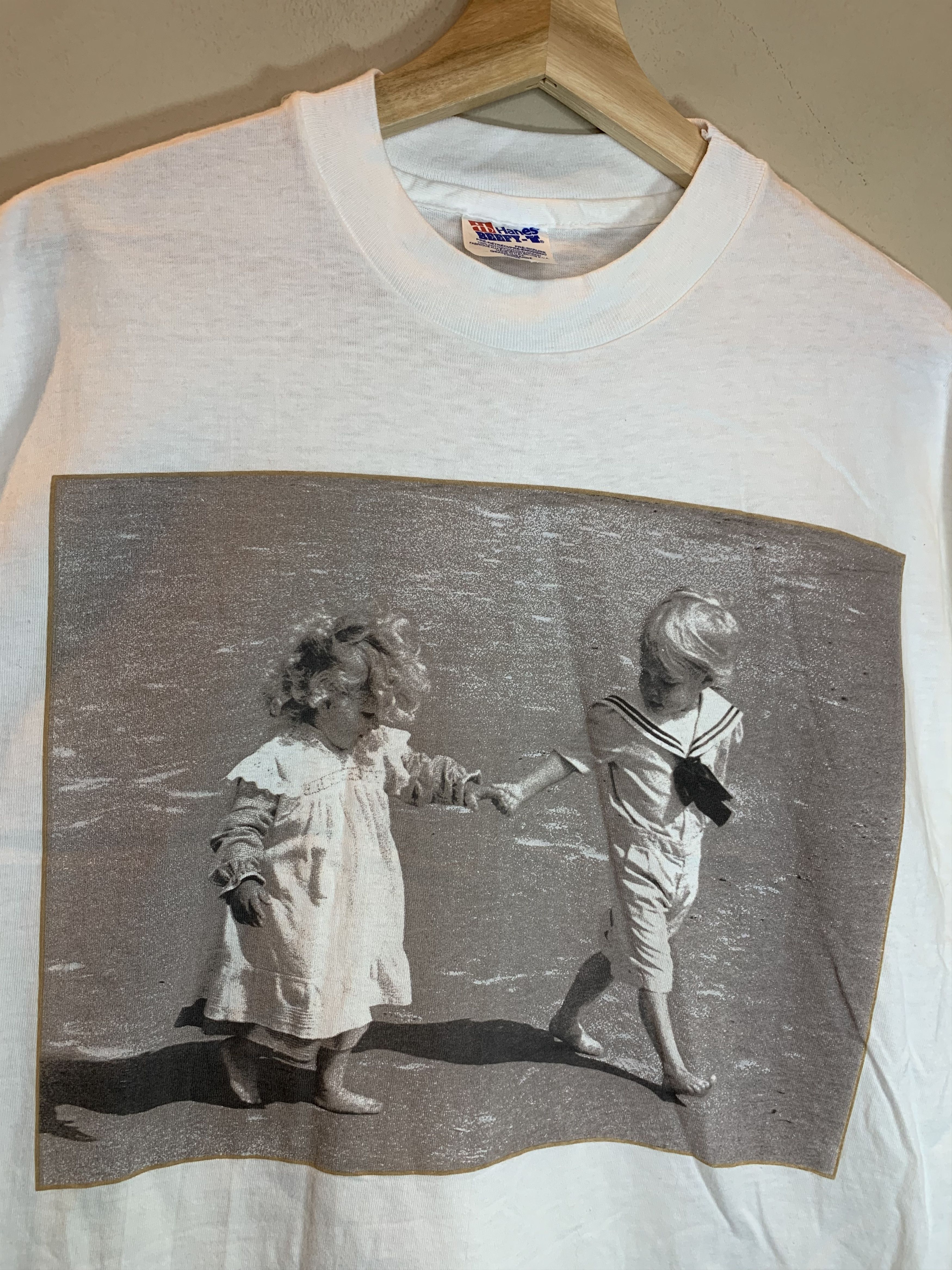 Vintage RARE* Vintage 90s Children Holding Hands Beach Photo T-Shirt Size US L / EU 52-54 / 3 - 2 Thumbnail