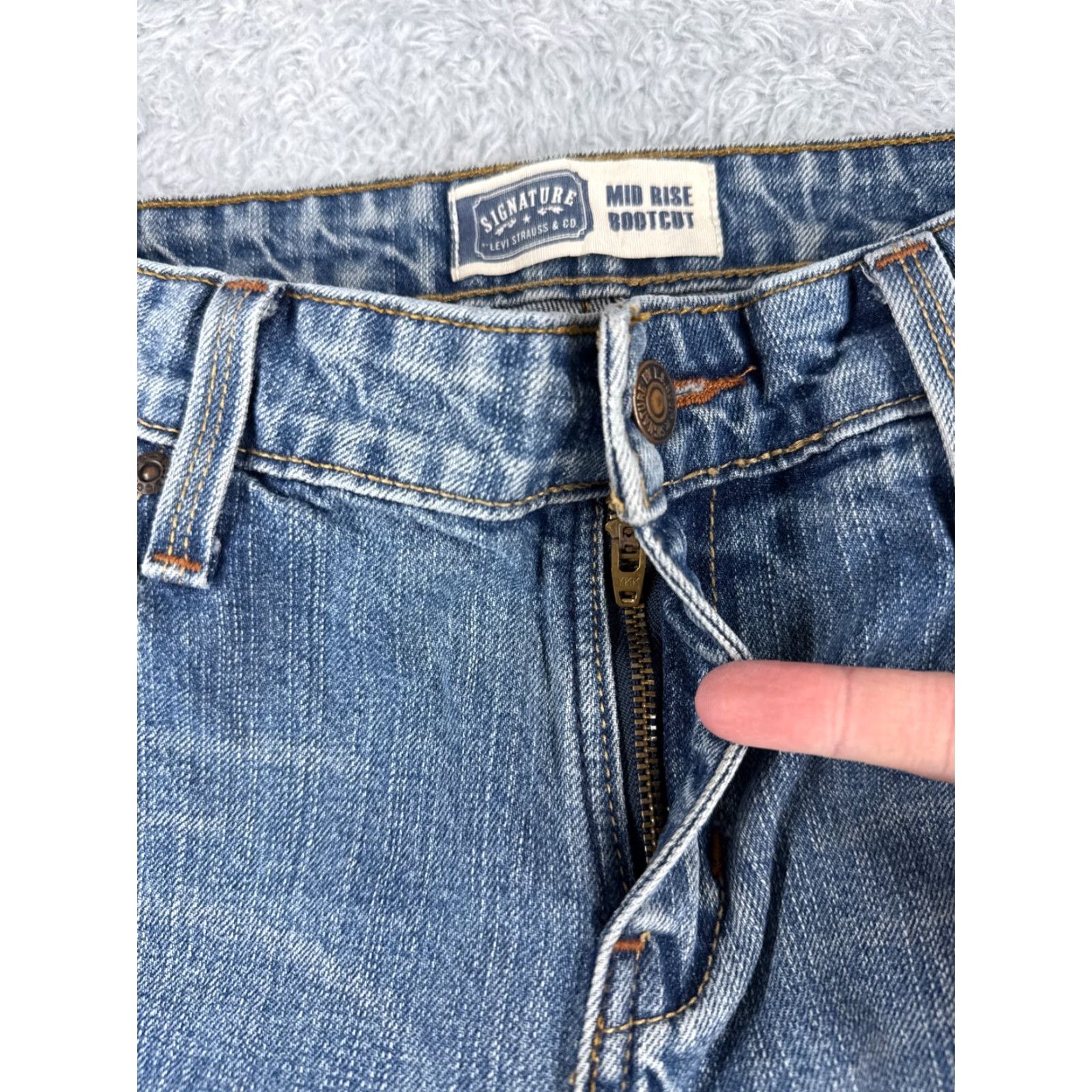 Levi's Levis Jeans Womens 10 Blue Denim Bootcut Mid Rise Cotton Blend 30x30 Regular 5-Pocket Design Western Fashion Mens? Wait. end. Size 32" / US 10 / IT 46 - 5 Thumbnail