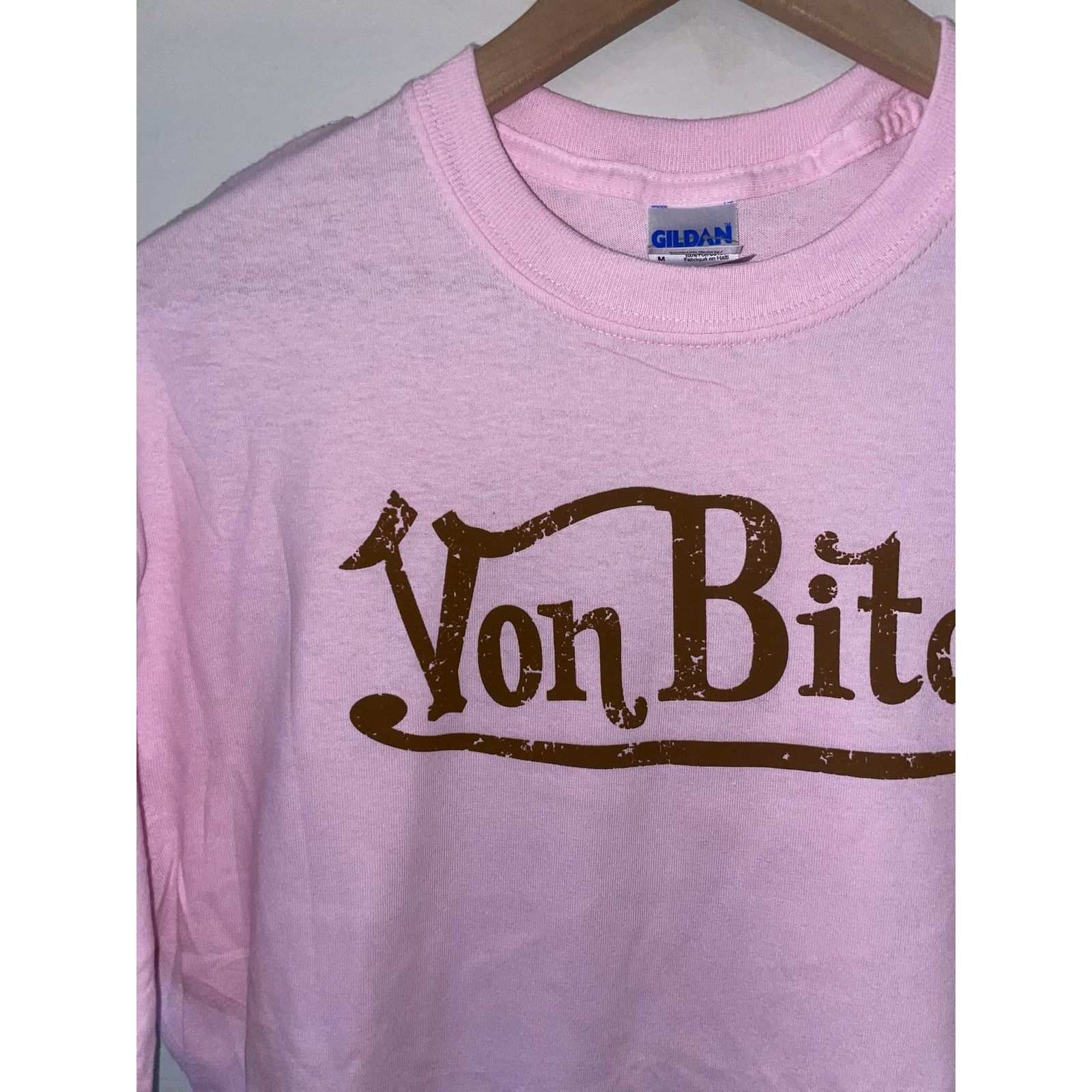 Gildan Y2K Von B*tch Dutch Spoof Pink Humor Joke Shirt Tee 2000s M Size US M / EU 48-50 / 2 - 2 Thumbnail