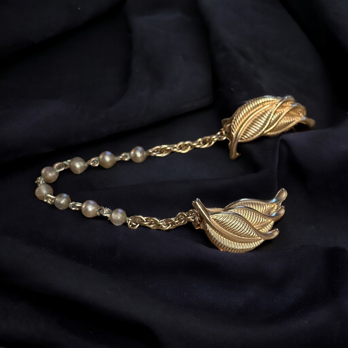 Vintage Vintage leaf pearl chain sweater clip Size ONE SIZE - 1 Thumbnail