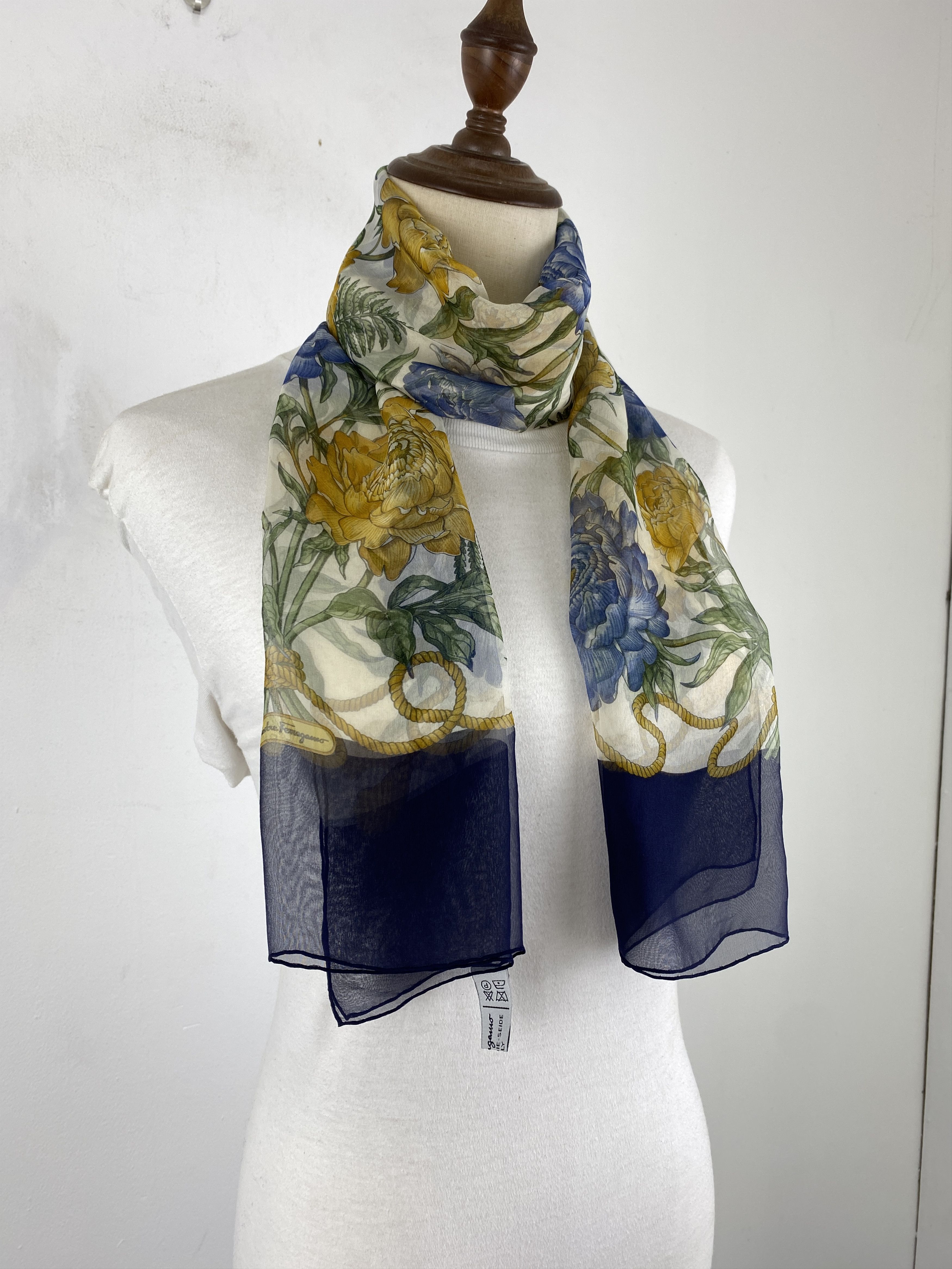 Designer × Salvatore Ferragamo Vintage Ferragamo Silk Scarf / Foulards / Silk Shawl SN0016 Size ONE SIZE - 2 Thumbnail