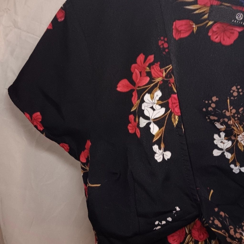 Missguided Missguided, cropped top, black/floral, womens 2,nwot Size XS / US 0-2 / IT 36-38 - 3 Thumbnail