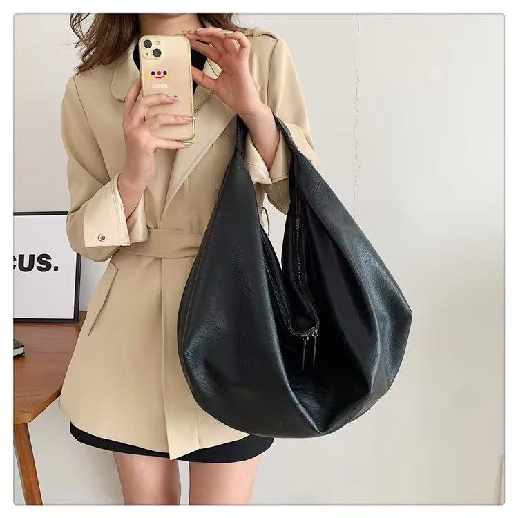 Japanese Brand × Leather Soft Leather Crossbody Handbag Size ONE SIZE - 1 Thumbnail