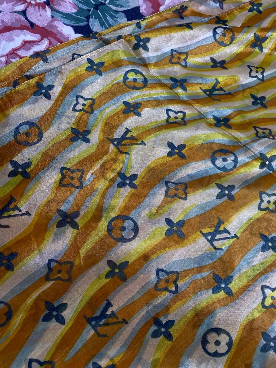 Louis Vuitton Louis Vuitton Multicolor Silk Geometric Shawl Scarf . Size ONE SIZE - 8 Thumbnail