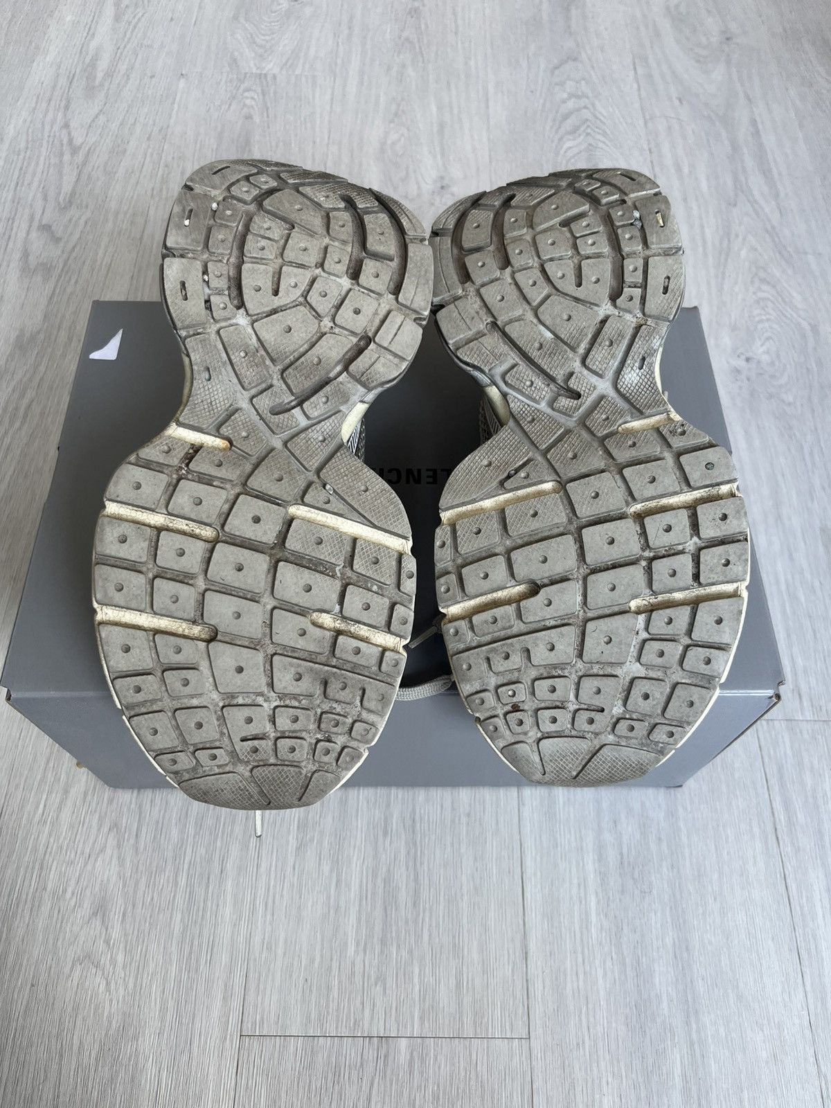 Balenciaga Balenciaga 3xl eggshell/grey mud Size US 10 / EU 43 - 4 Thumbnail