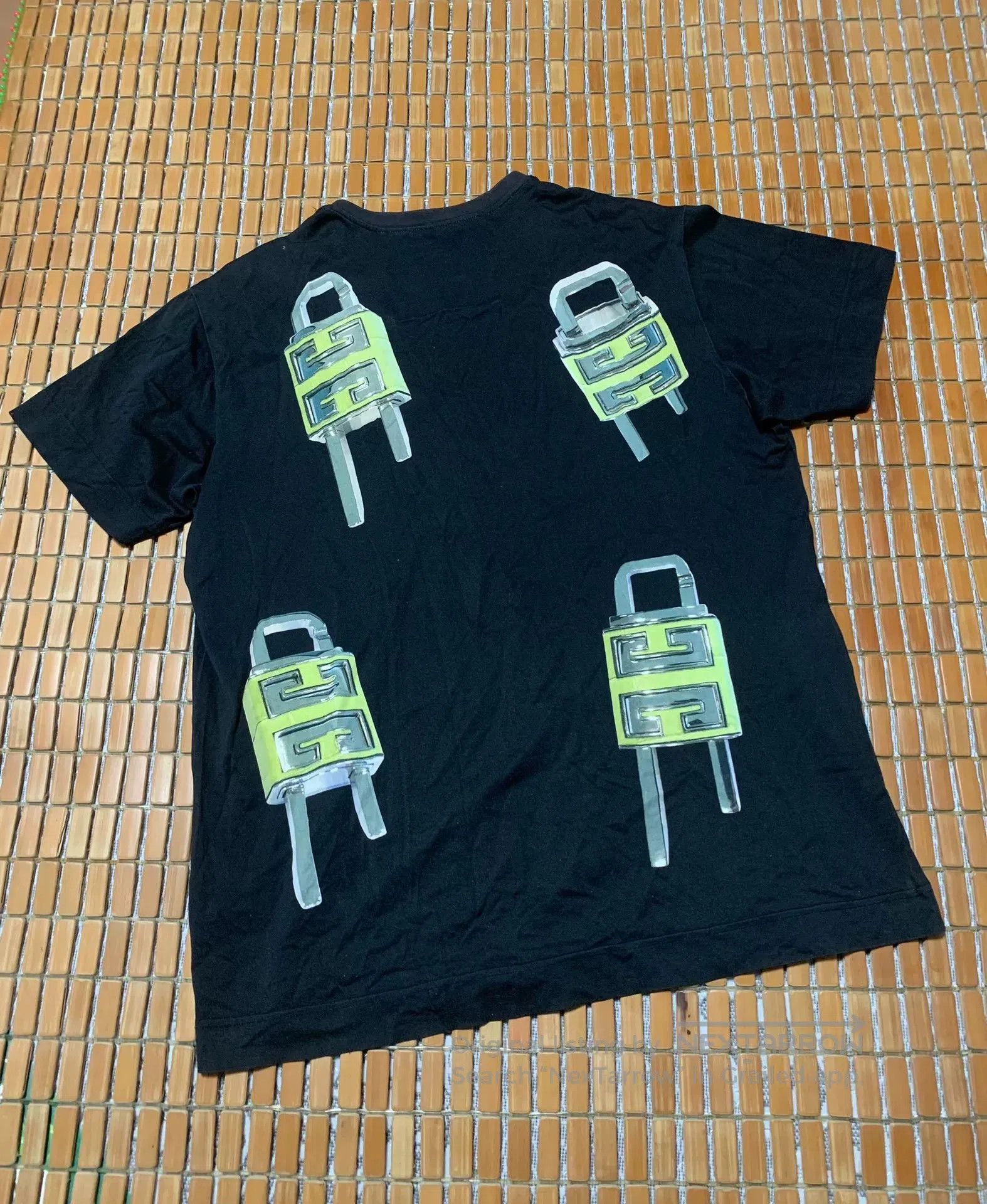 Givenchy Givenchy Lock Print Short Sleeve. Size US XS / EU 42 / 0 - 3 Thumbnail