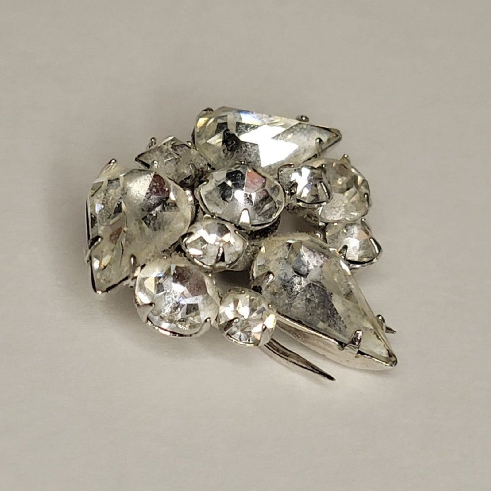 Pieces Uniques Vintage Glass Rhinestone Silver Tone Fur Clip Size ONE SIZE - 2 Thumbnail
