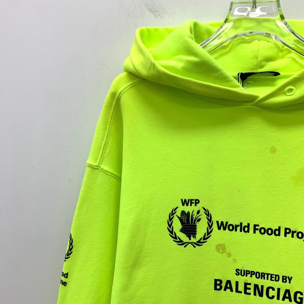 Balenciaga Balenciaga x WFP Fluorescent Yellow Hooded Sweatshirt K26WX Size US XS / EU 42 / 0 - 3 Thumbnail
