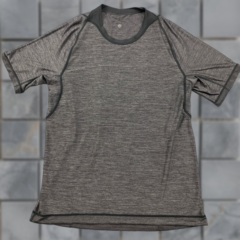 Lululemon Lululemon Reversible Shirt Mens Medium Black Heather Gray Short Sleeve Active Size US M / EU 48-50 / 2 - 1 Thumbnail