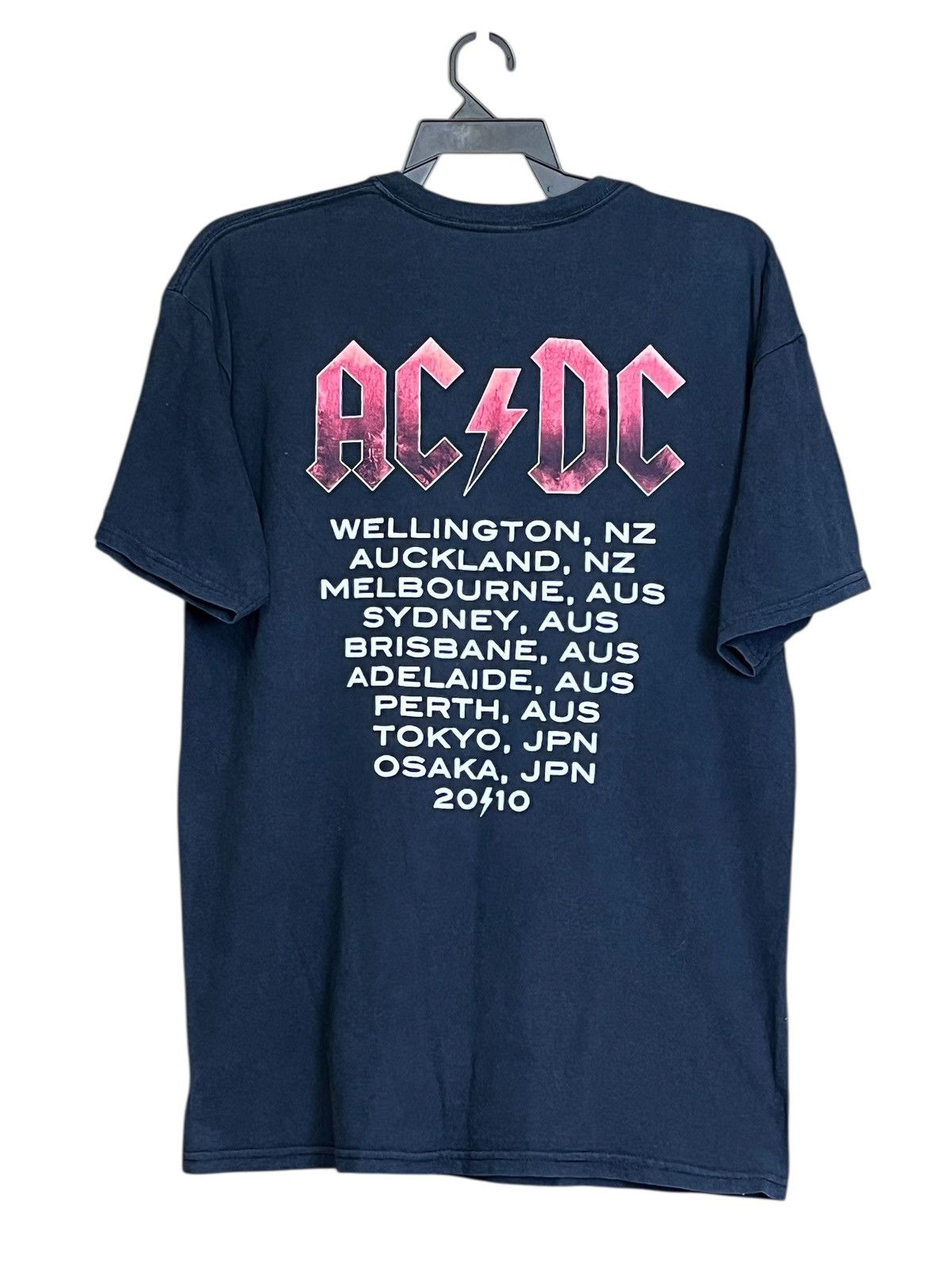 Band Tees Vintage 2010 ACDC shoot to thrill tour distressed t shirt Size US L / EU 52-54 / 3 - 3 Thumbnail