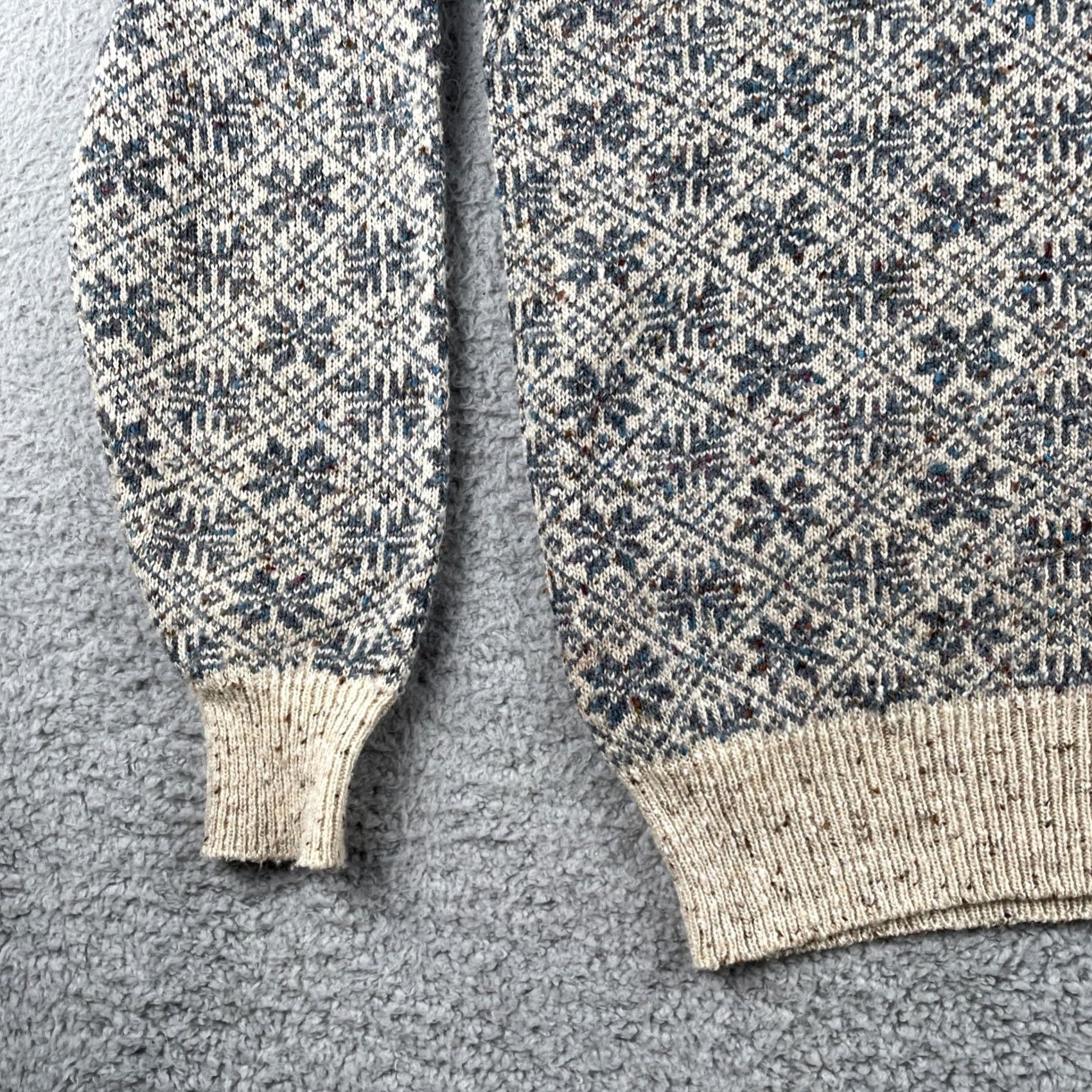 Vintage VINTAGE Niche Sweater Wool Acrylic Blend Snow Flake Tile Design White Large Crew Neck Mens Pullover Long Sleeve Modern Designer Knit Size US L / EU 52-54 / 3 - 6 Thumbnail