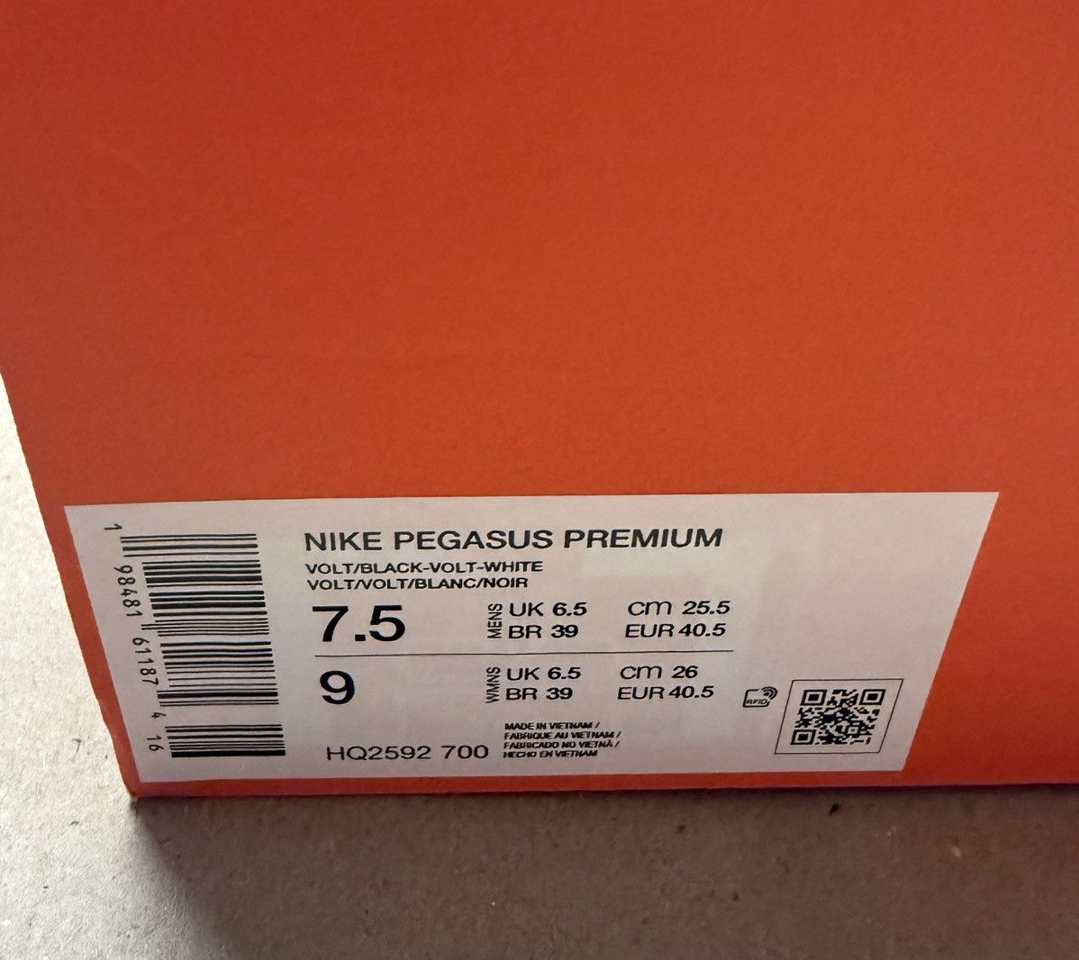 Nike Nike Air Pegasus Premium Volt Mens sz 7.5 Running shoes NEW! Size US 7.5 / EU 40-41 - 6 Thumbnail
