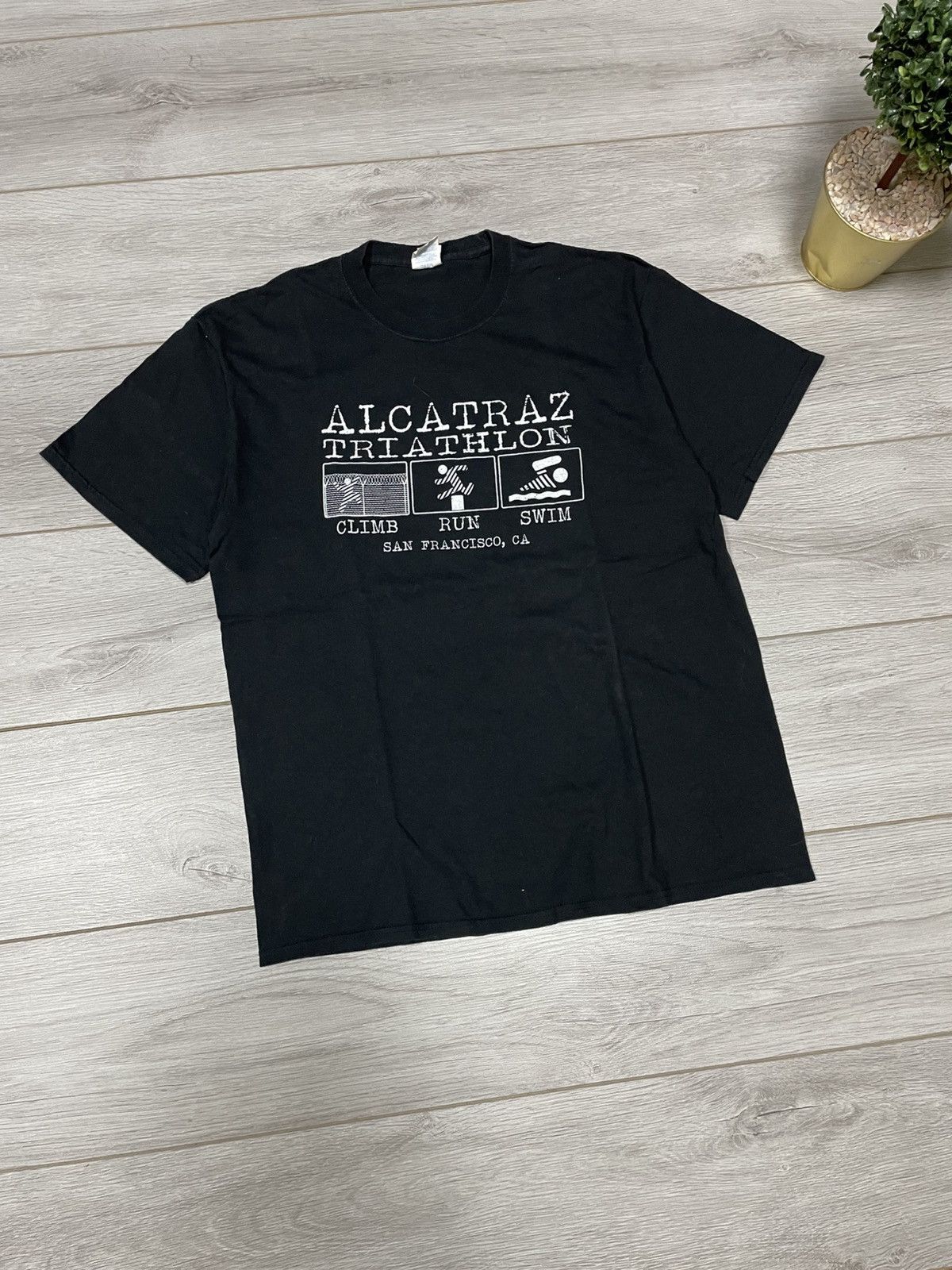 Vintage Vintage Y2K Alcatraz Triathlon Funny Graphic Tee Size US L / EU 52-54 / 3 - 1 Thumbnail