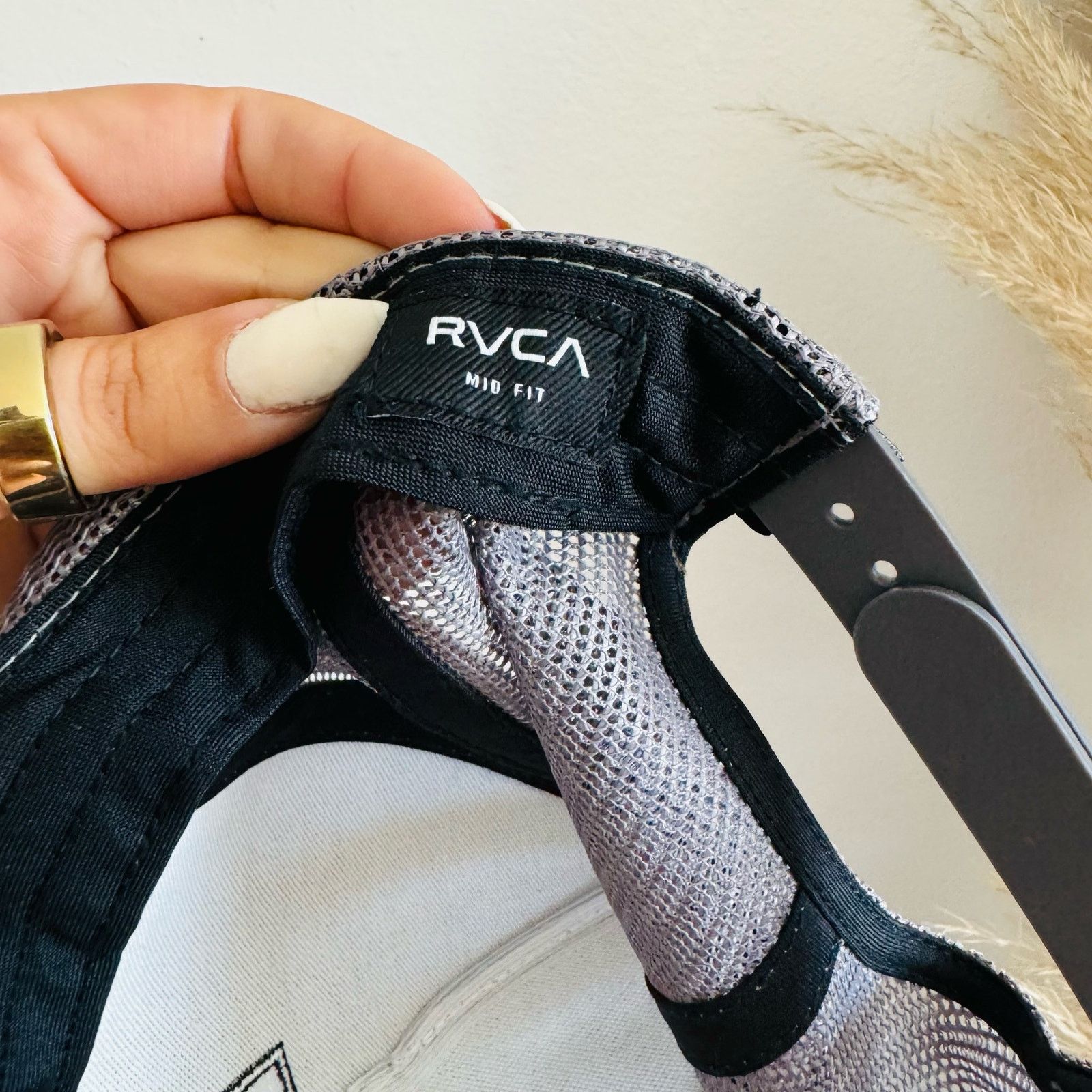 RVCA RVCA Silver Grey Mesh Trucker Logo Snap Back Baseball Hat Size ONE SIZE - 9 Thumbnail