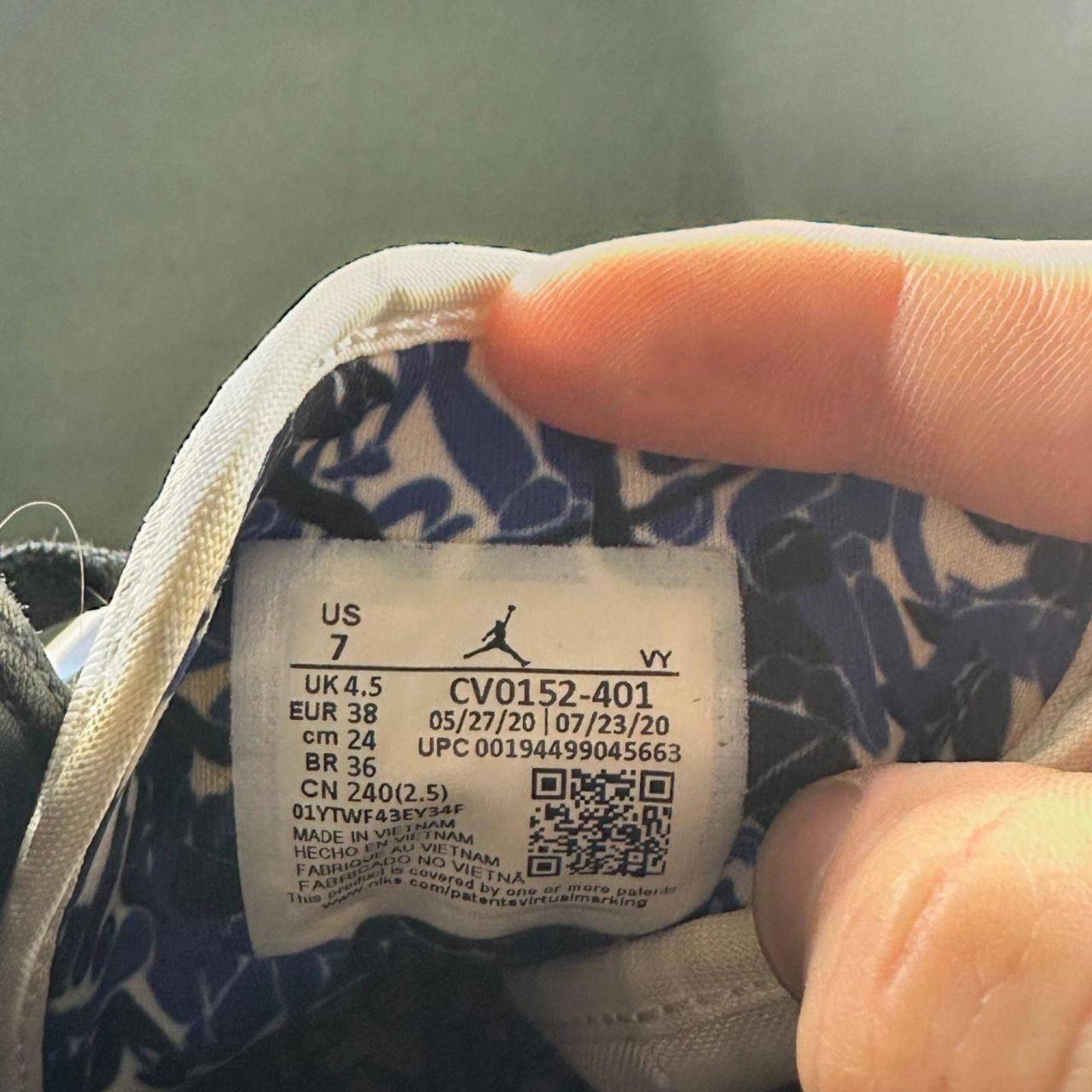 Jordan Brand Air Jordan 1 Mid SE “Royal Stitch” — US 7 / UK 4.5 / EU 38 Size US 6.5 / IT 36.5 - 4 Thumbnail