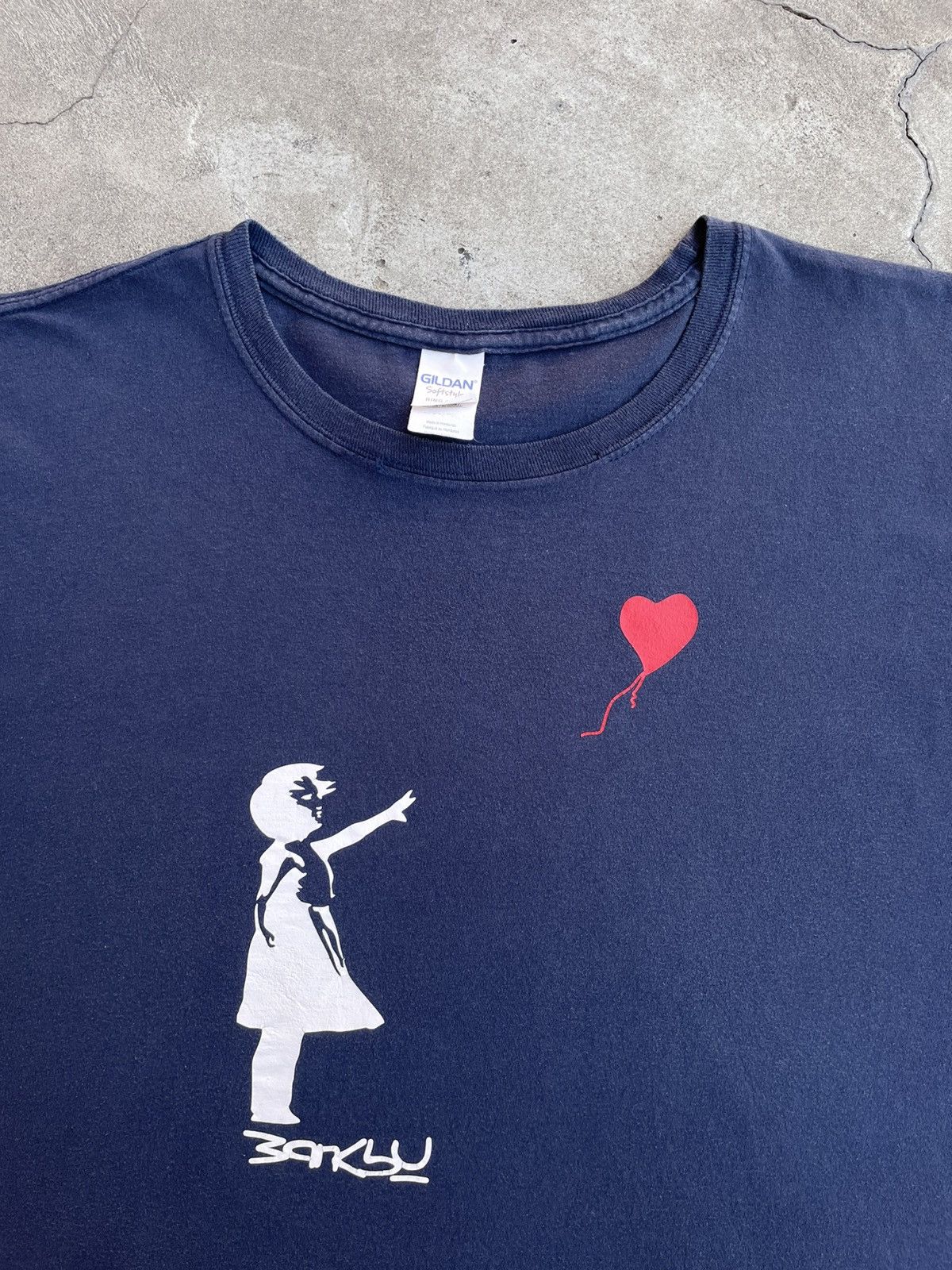 Gildan Banksy’s Girl w/ Balloon, Unknown Version. A T-Shirt Size US L / EU 52-54 / 3 - 9 Thumbnail