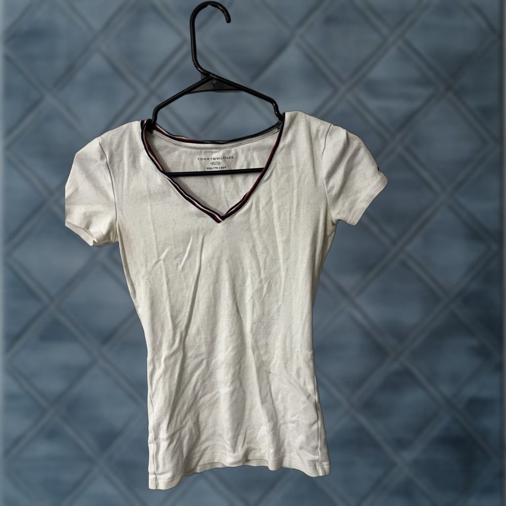 Tommy Hilfiger VINTAGE Tommy Hilfiger Womens T-Shirt Jersey Short Sleeve V-Neck Cotton 2XS White Casual Size XXS / US 00 / IT 34 - 1 Thumbnail
