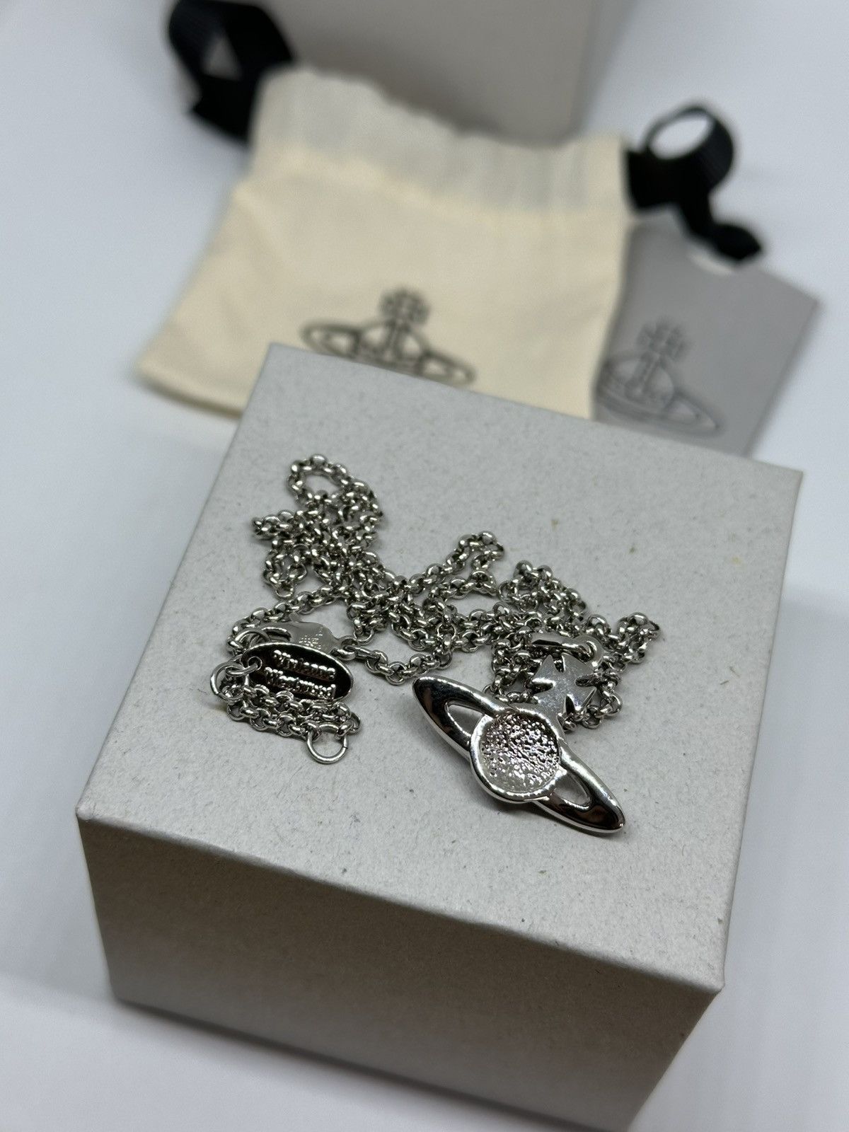 送料込み【VivienneWestwood 】NEIL MINI BAS RELIEF PENDANT Vivienne Westwood Mini Bas Relief Pendant Necklace | Silver