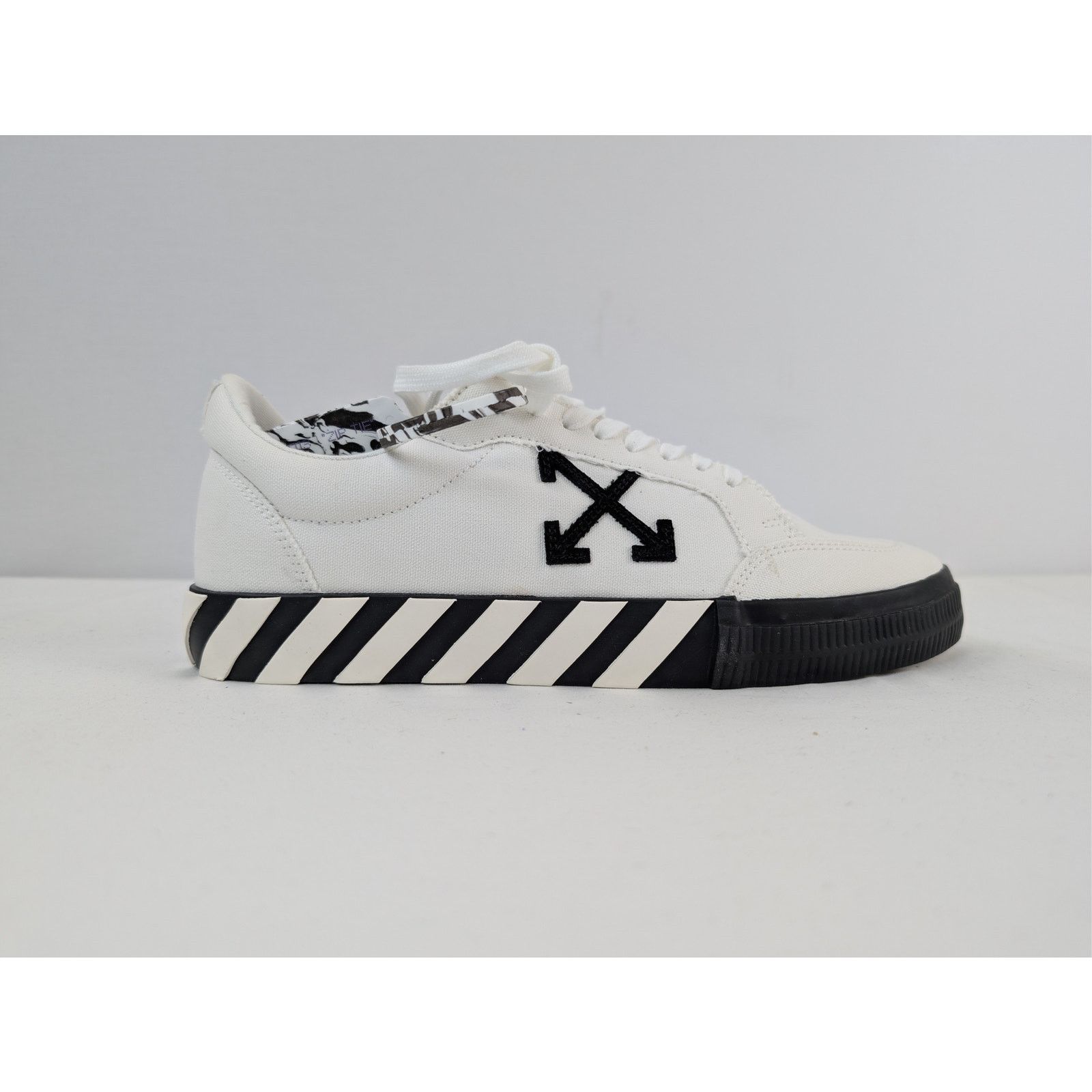 Off-White o1rshd1 Low Vulcanized Canvas Sneakers in White / Black Size US 12 / EU 45 - 4 Thumbnail