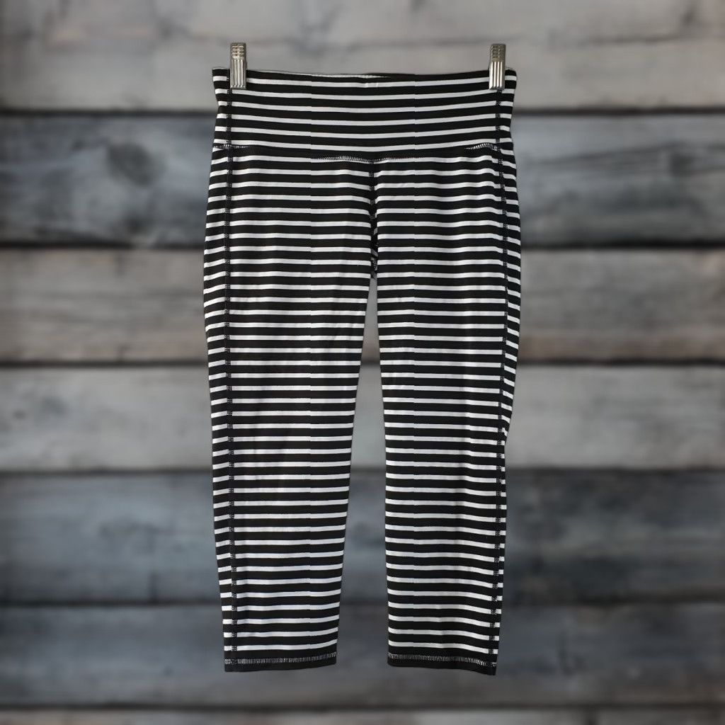 Athleta Athleta Womens Striped Chaturanga Capri Leggings SZ Small Black White Low Rise Capris, Hosiery Activewear Tights Size 28" / US 6 / IT 42 - 1 Thumbnail