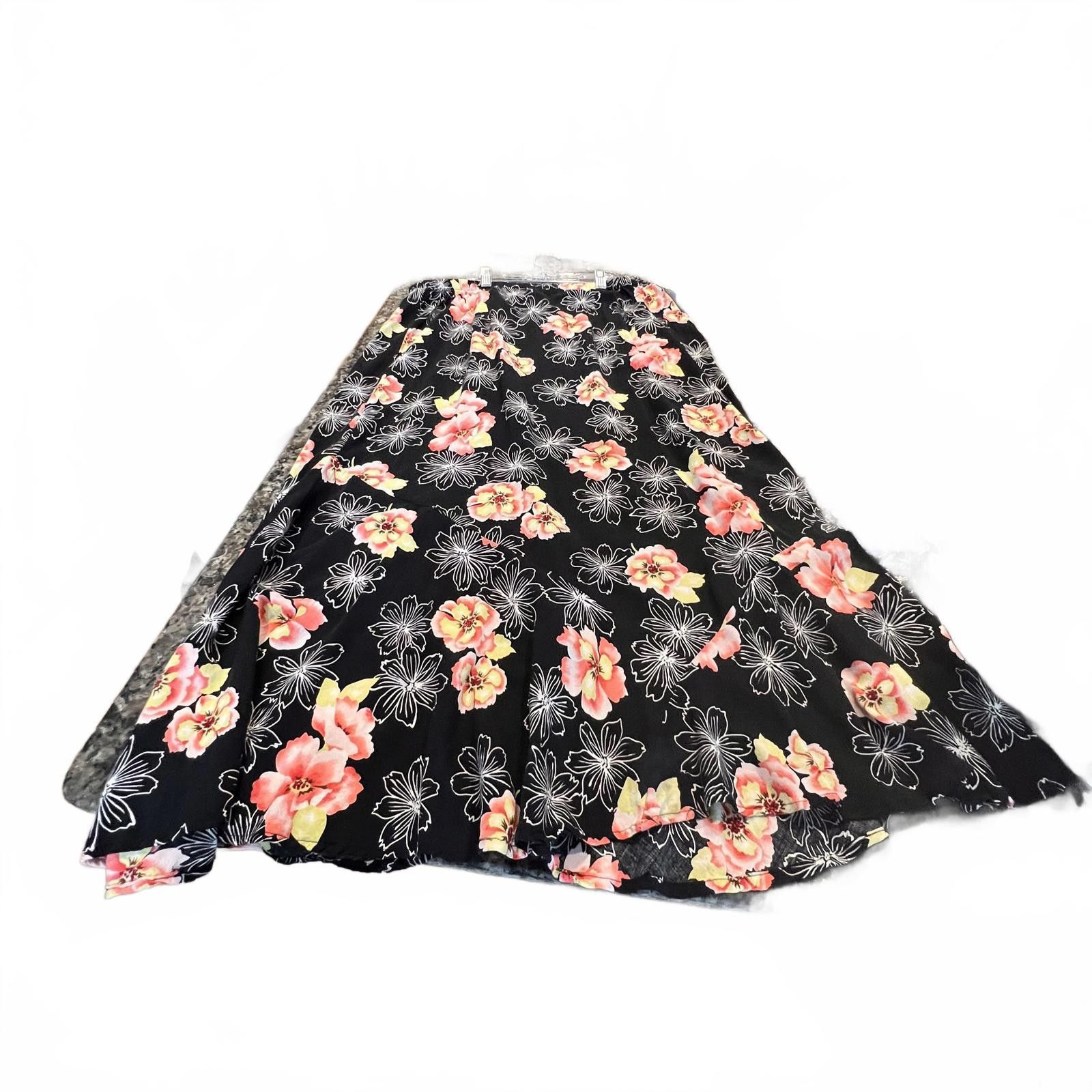 Other Sag Harbor Women's Floral Skirt Size 18W Size 40" / US 18 - 2 Thumbnail