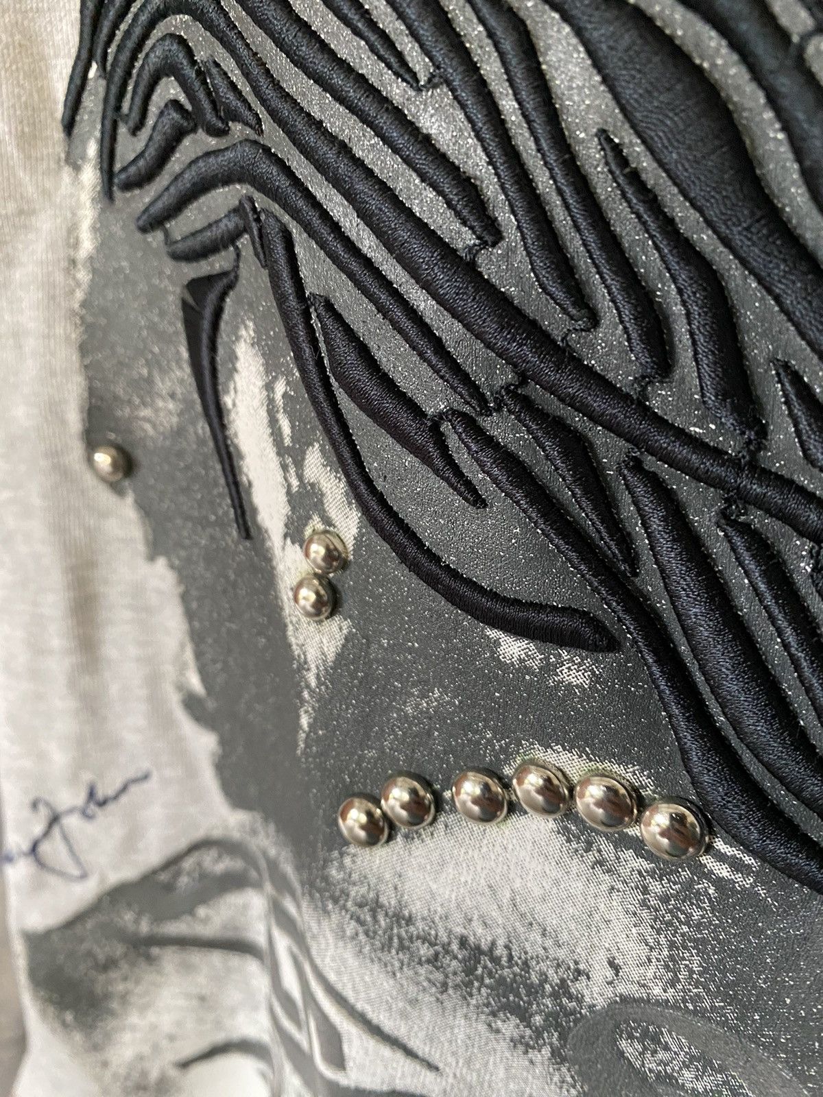 Japanese Brand 2000s Sean John Tribal tattoo embroidered hair tee Size US XL / EU 56 / 4 - 7 Thumbnail