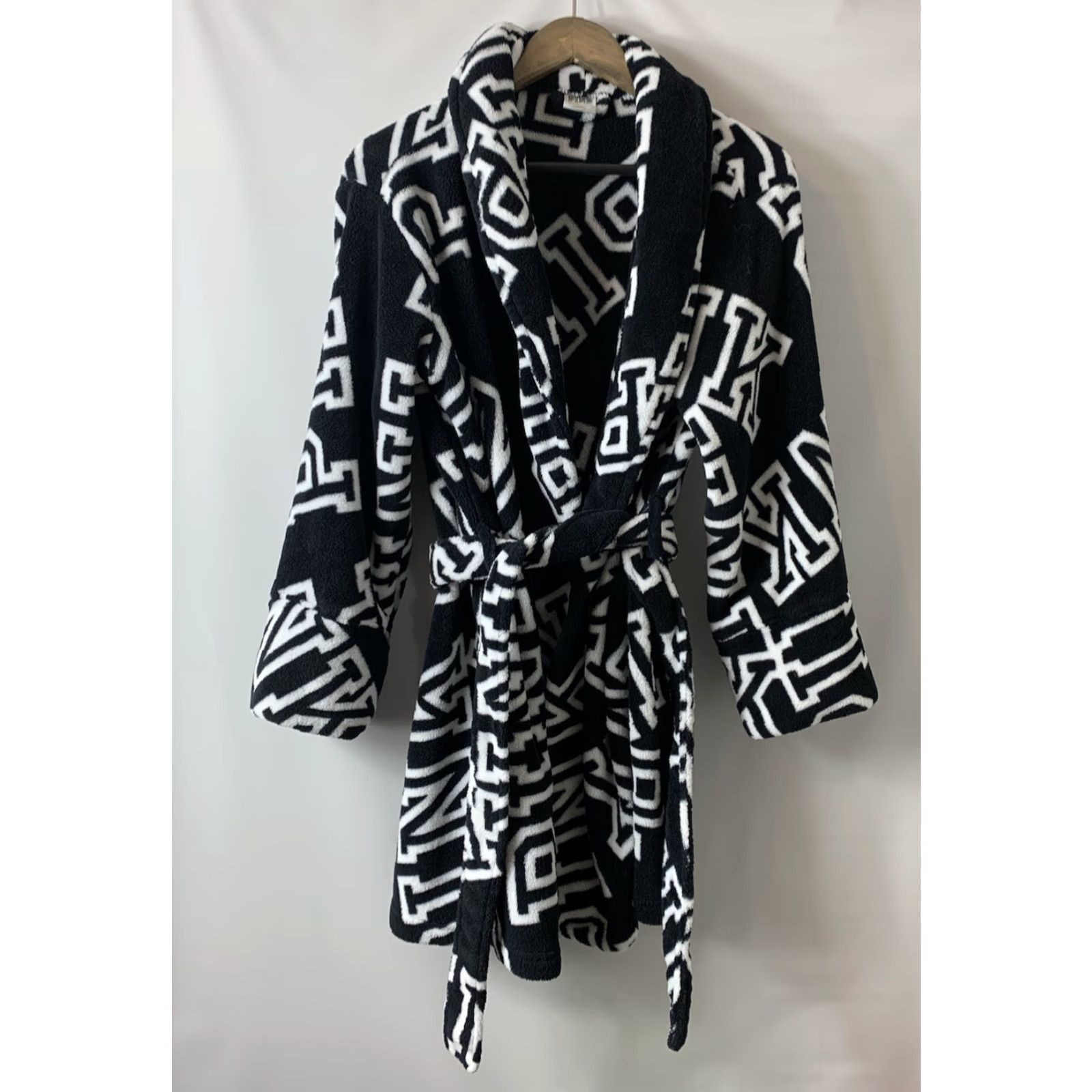 Victoria's Secret PINK Victoria's Secret Robe XS Black White Logo Fleece Limited Edition Sleepwear Womens Size ONE SIZE - 2 Thumbnail