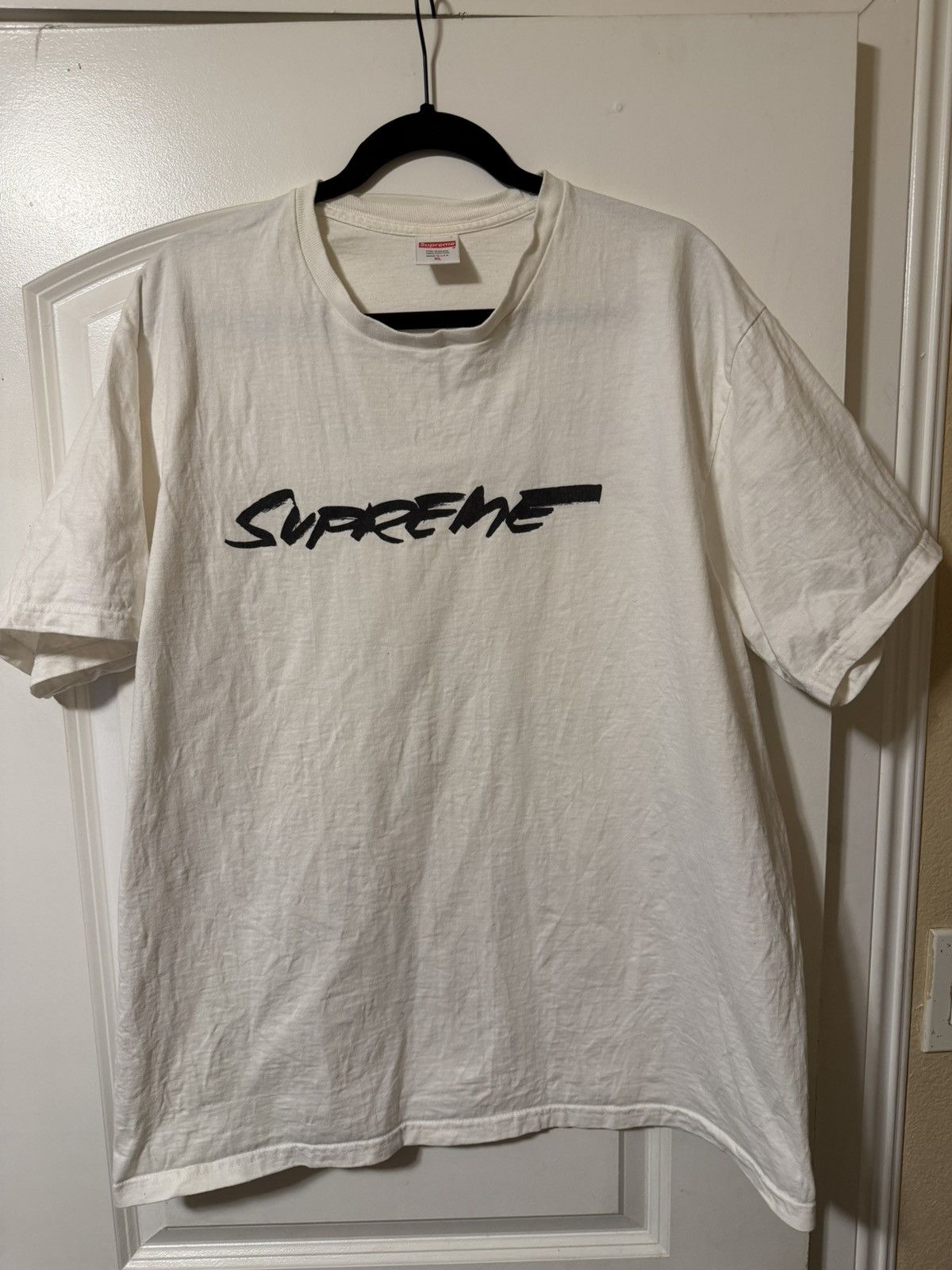 Supreme Supreme Futura Logo Tee White Size XL Size US XL / EU 56 / 4 - 1 Thumbnail