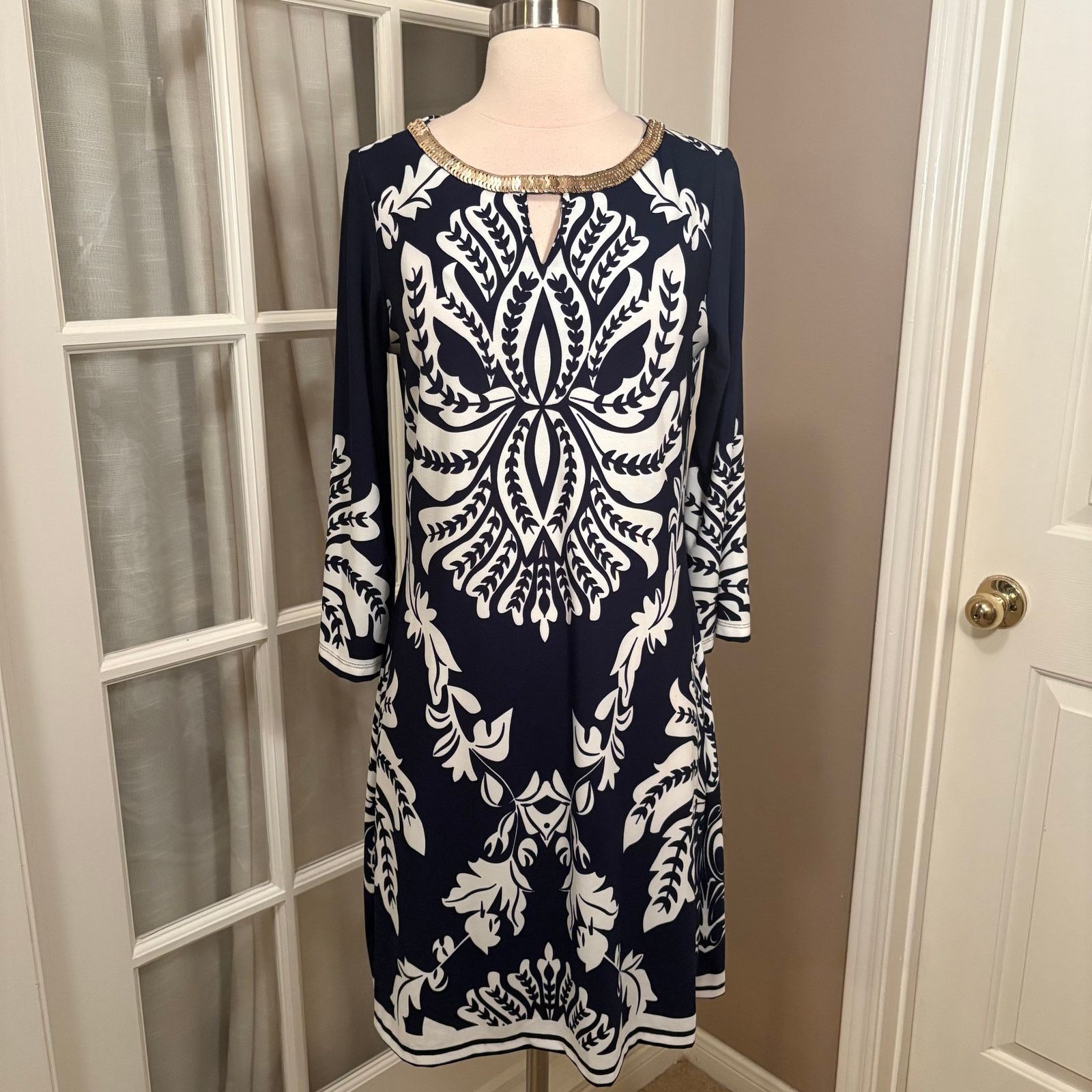 Other Haani Navy White Damask Dress w/ Gold Accent Neckline Size M Size M / US 6-8 / IT 42-44 - 1 Thumbnail