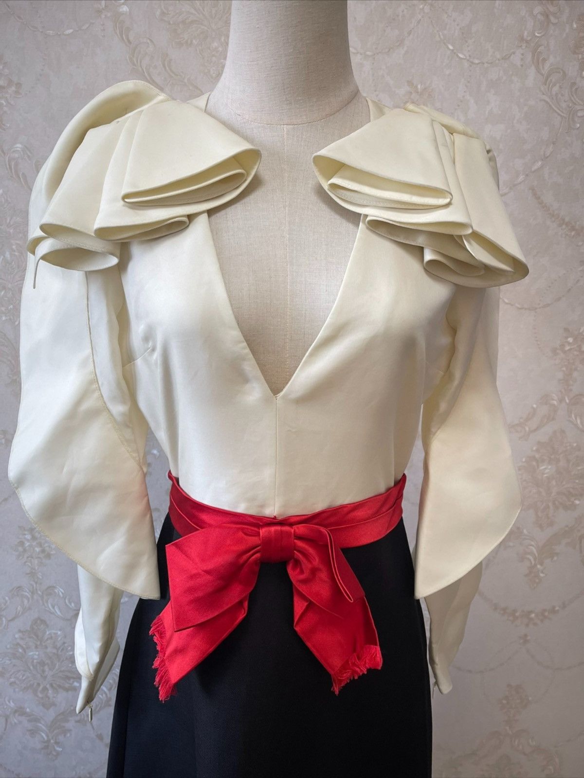 Gucci GUCCI Block Ivory Pleated V-Neckline Red Bow Maxi Gown Size S / US 4 / IT 40 - 6 Thumbnail