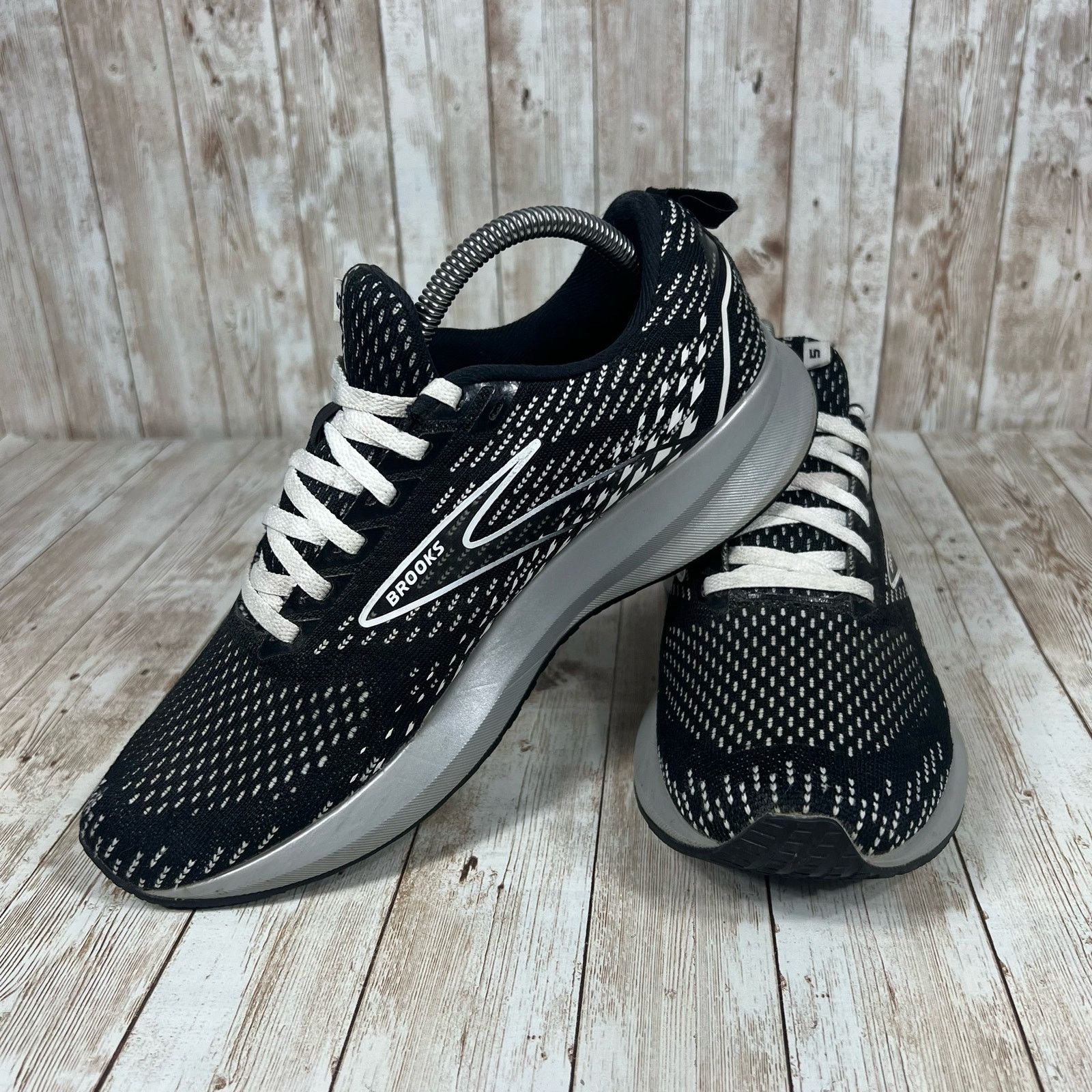 Brooks Brooks levitate 5 black white Womens 9.5 runners Size US 9.5 / IT 39.5 - 5 Thumbnail