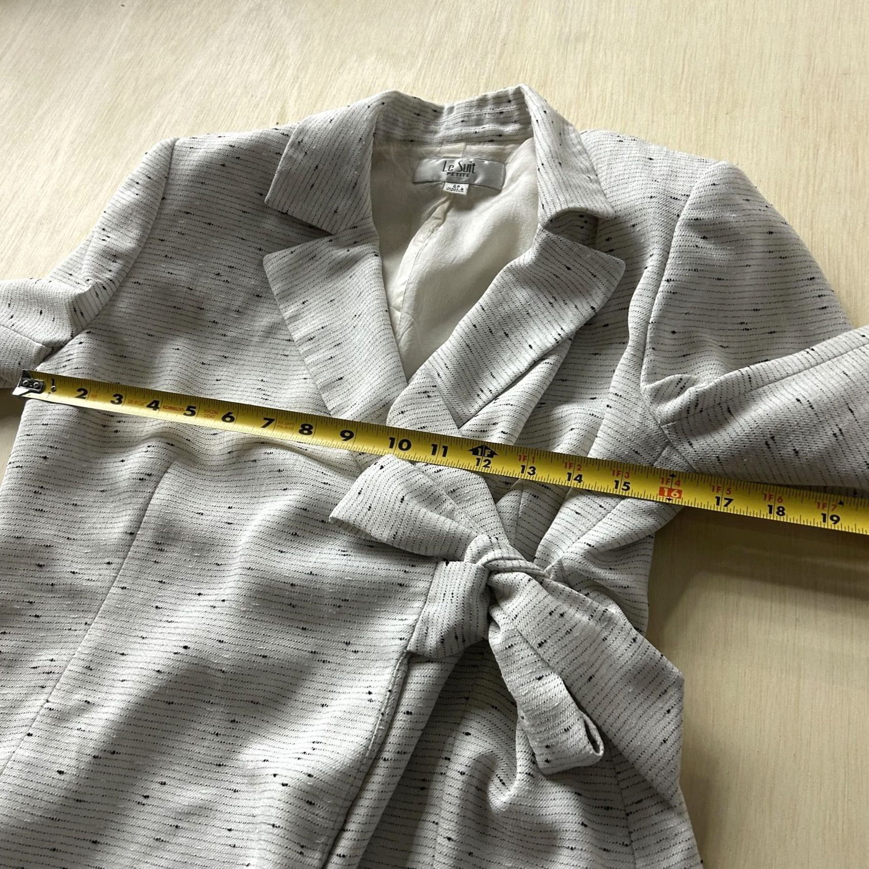Vintage Le Suit Blazer 6P White Stripe Belted Lined Petite Jacket Women's Career Workwear Subtle Striped Pattern Notch Lapel Short Sleeves Belted Wrap Front Size M / US 6-8 / IT 42-44 - 3 Thumbnail